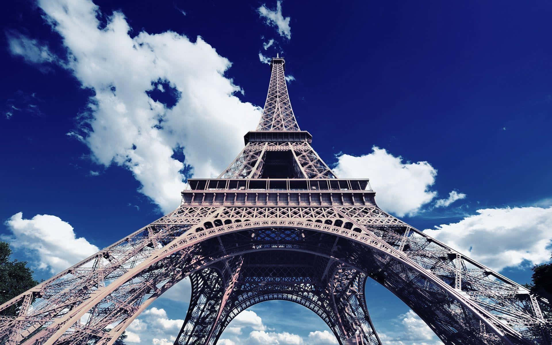 Stoltoch Imponerande Står Världsberömda Eiffeltornet I Paris.