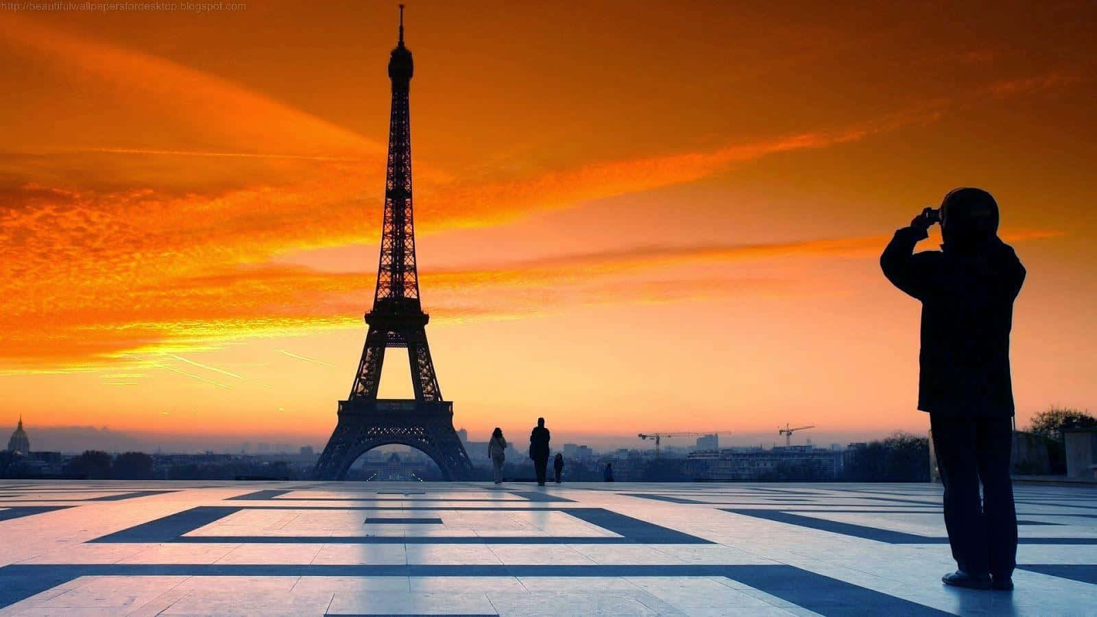 L'iconicatorre Eiffel Che Si Erge Fieramente Nella Città Delle Luci