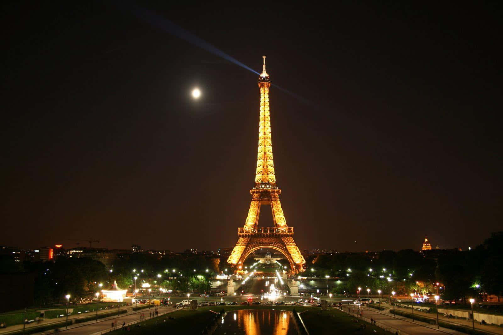 Lamajestuosa Torre Eiffel En París.