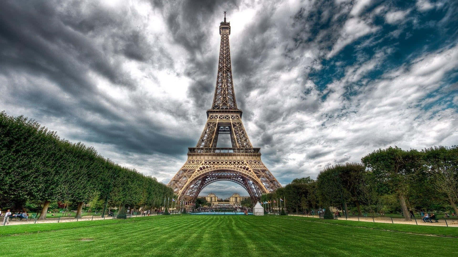 Bådeturister Och Lokalbefolkning Besöker Den Ikoniska Eiffeltornet I Paris, Frankrike.