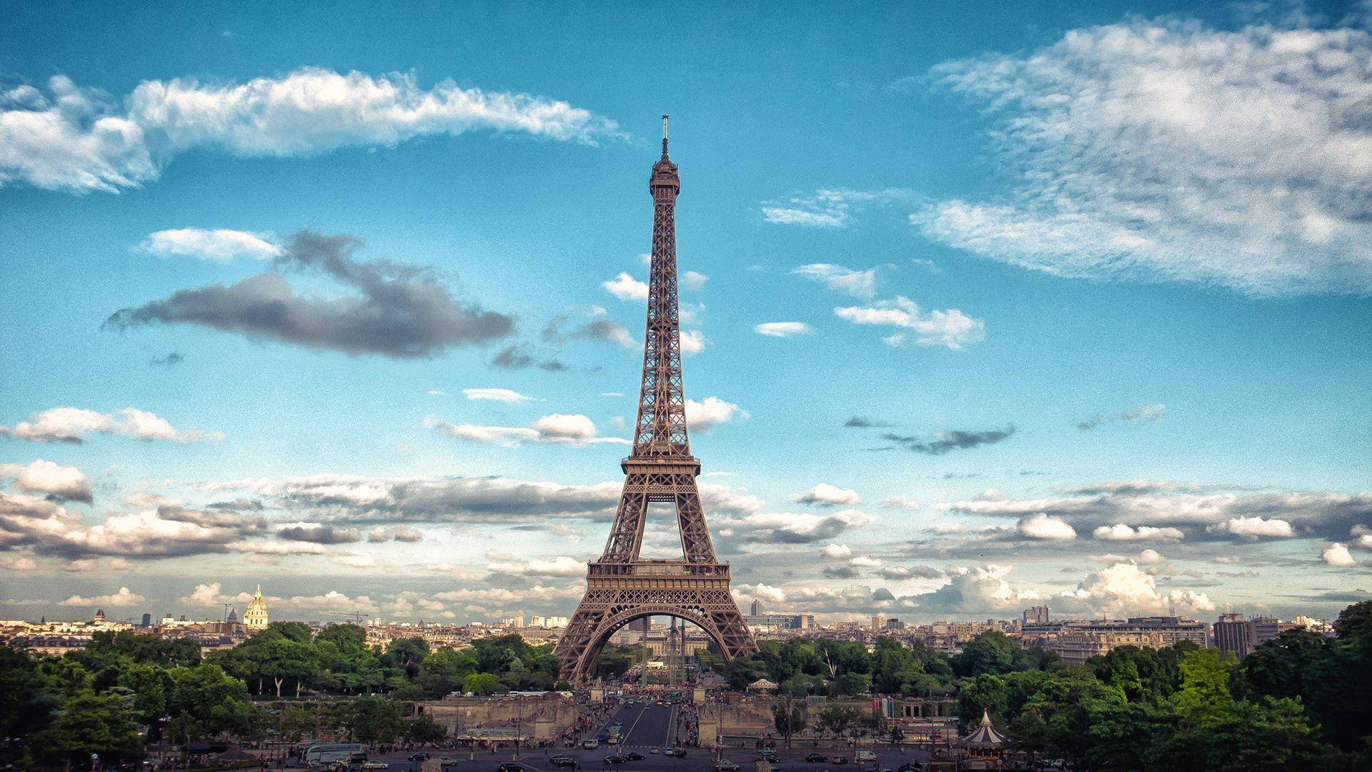 Eiffelturman Einem Bewölkten Tag Wallpaper