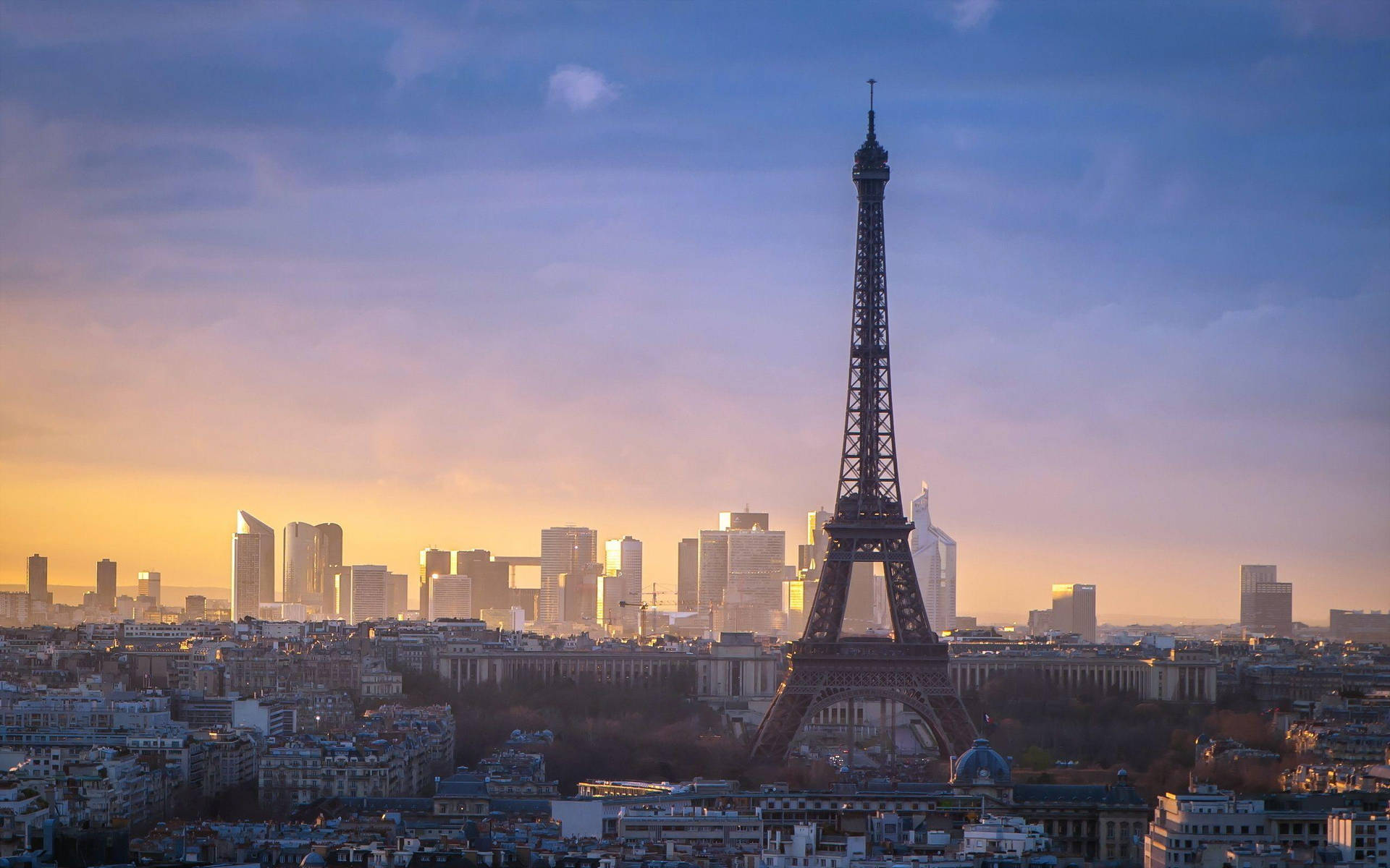 Eiffel-tårnet under solopgangen Wallpaper