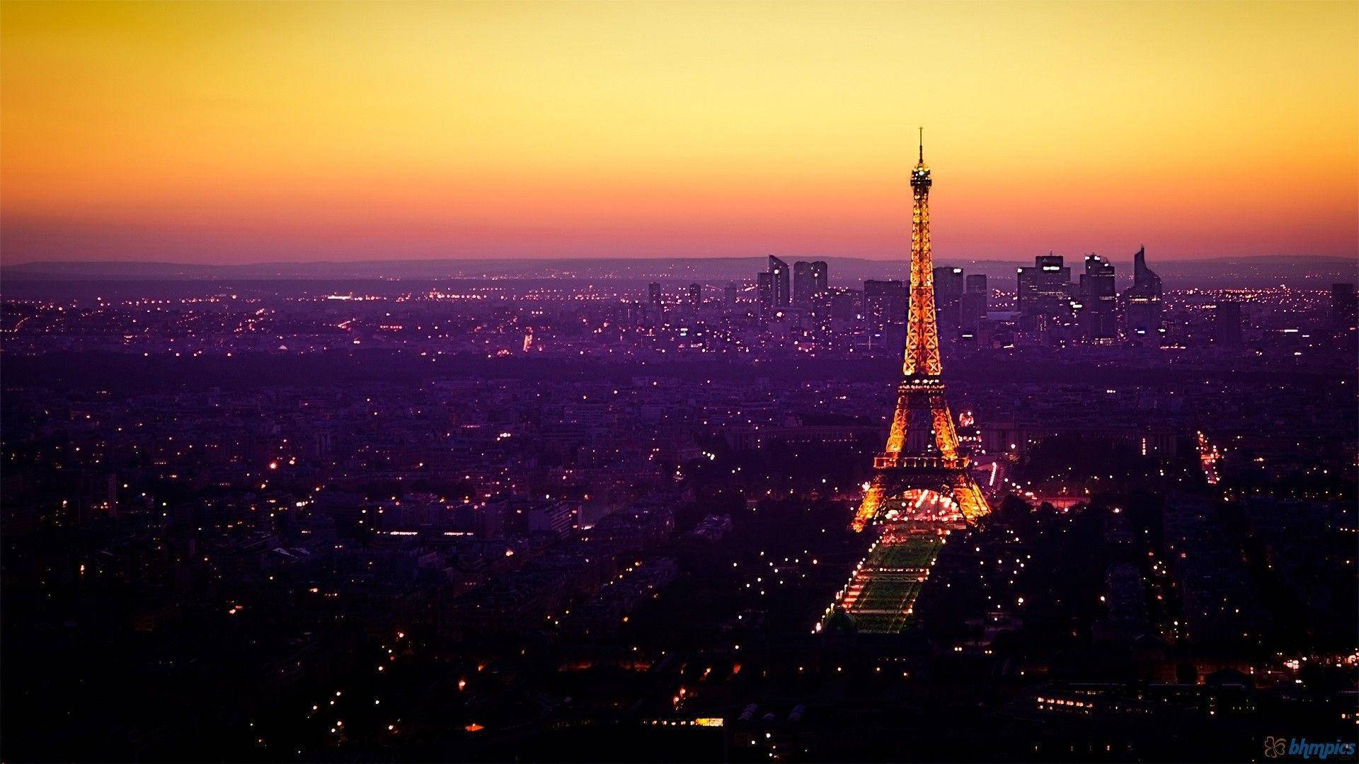 Eiffelturmwährend Des Sonnenuntergangs. Wallpaper