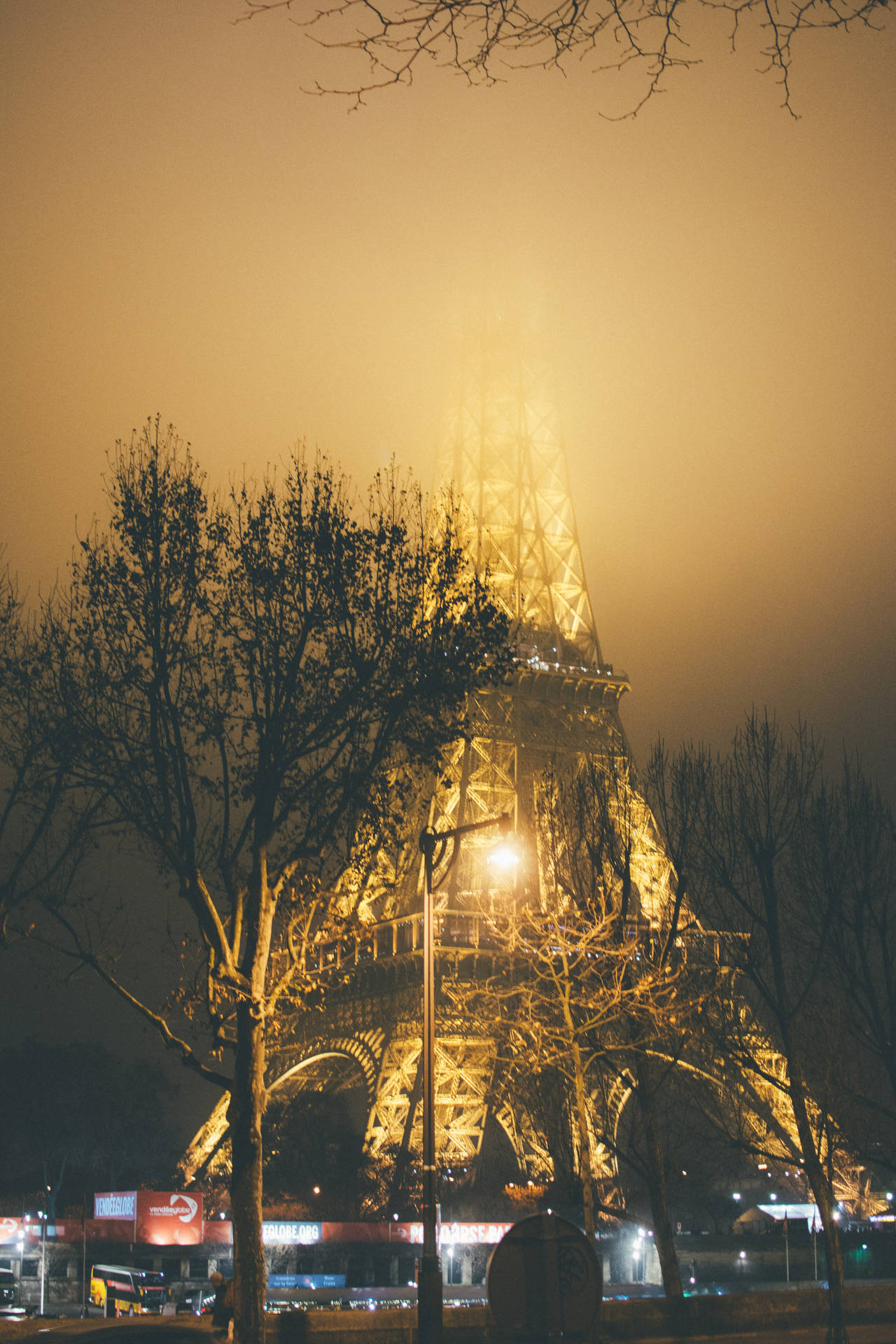Beautiful evening at the Eiffel Tower Wallpaper
