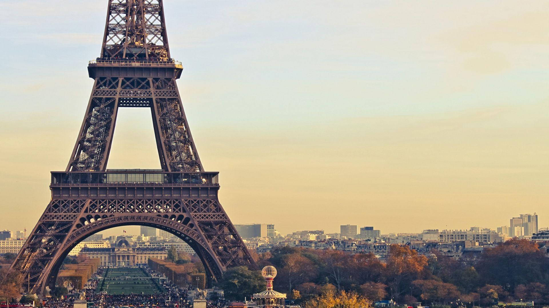 Torre Eiffel In Primo Piano Sfondo