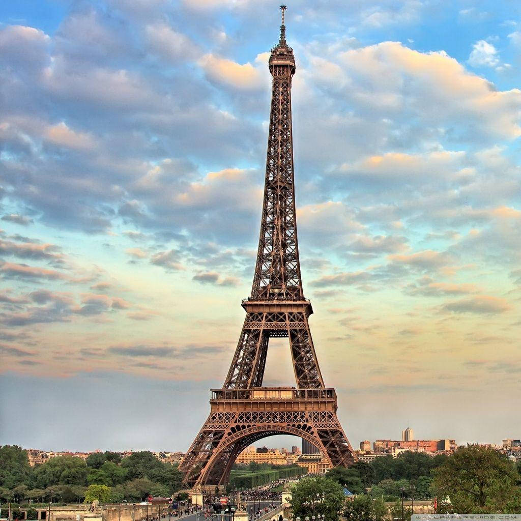 Eiffelturmin Pastellfarben Am Himmel Wallpaper