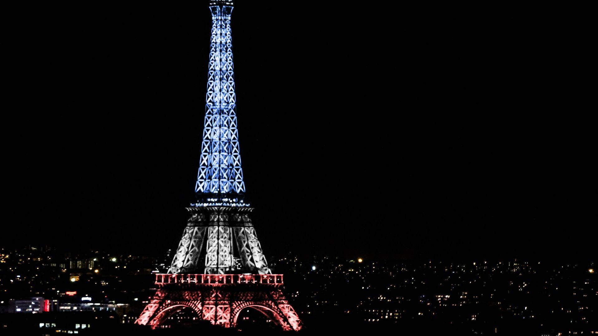 Eiffelturmbei Nacht Beleuchtet Wallpaper