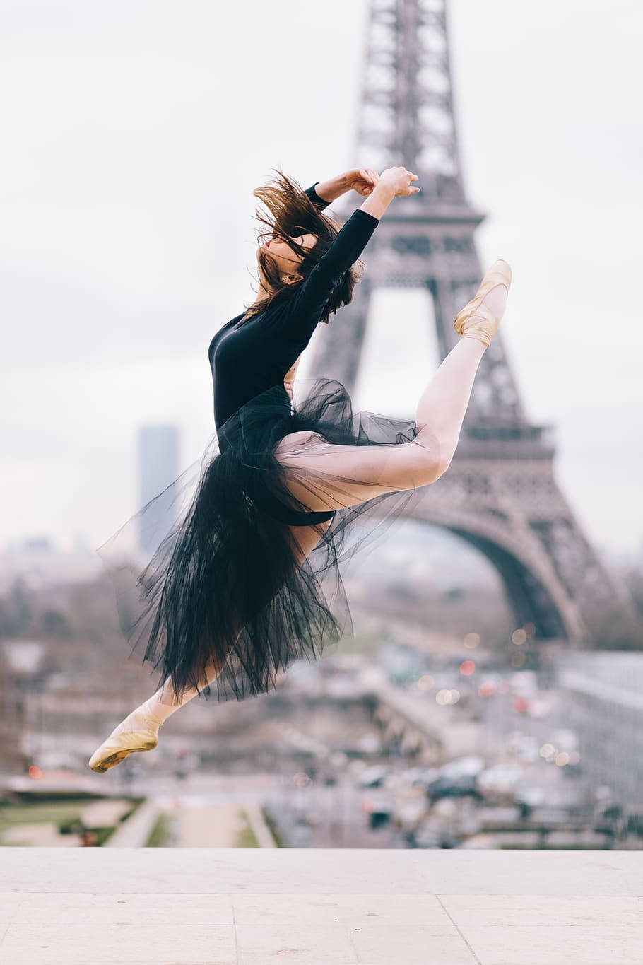 Mønster af Eiffel-tårnet og Paris-balletdanser. Wallpaper
