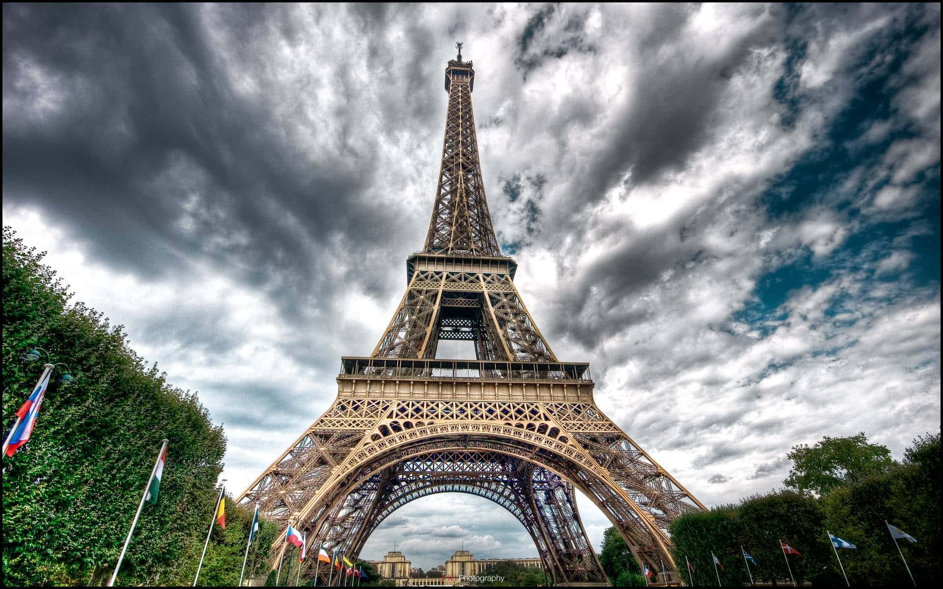 Udforskskønheden I Eiffeltårnet På En Solrig Dag.