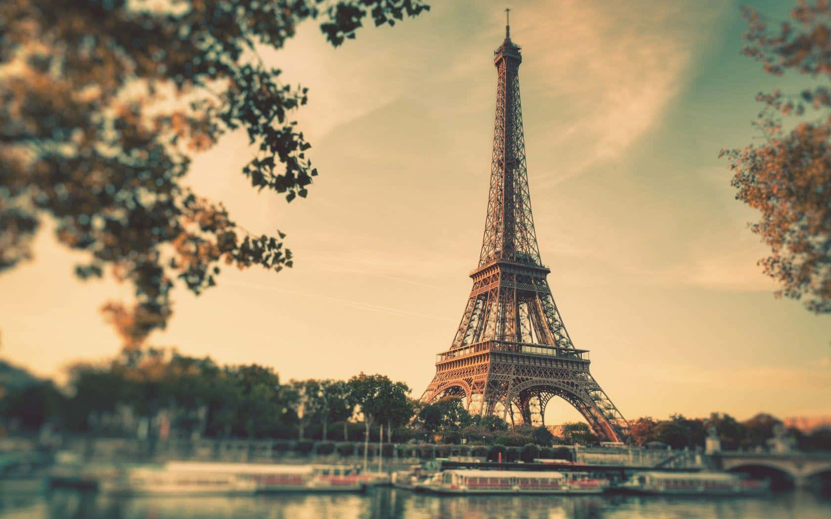 Eiffeltårnet,et Symbol På Fransk Arv.