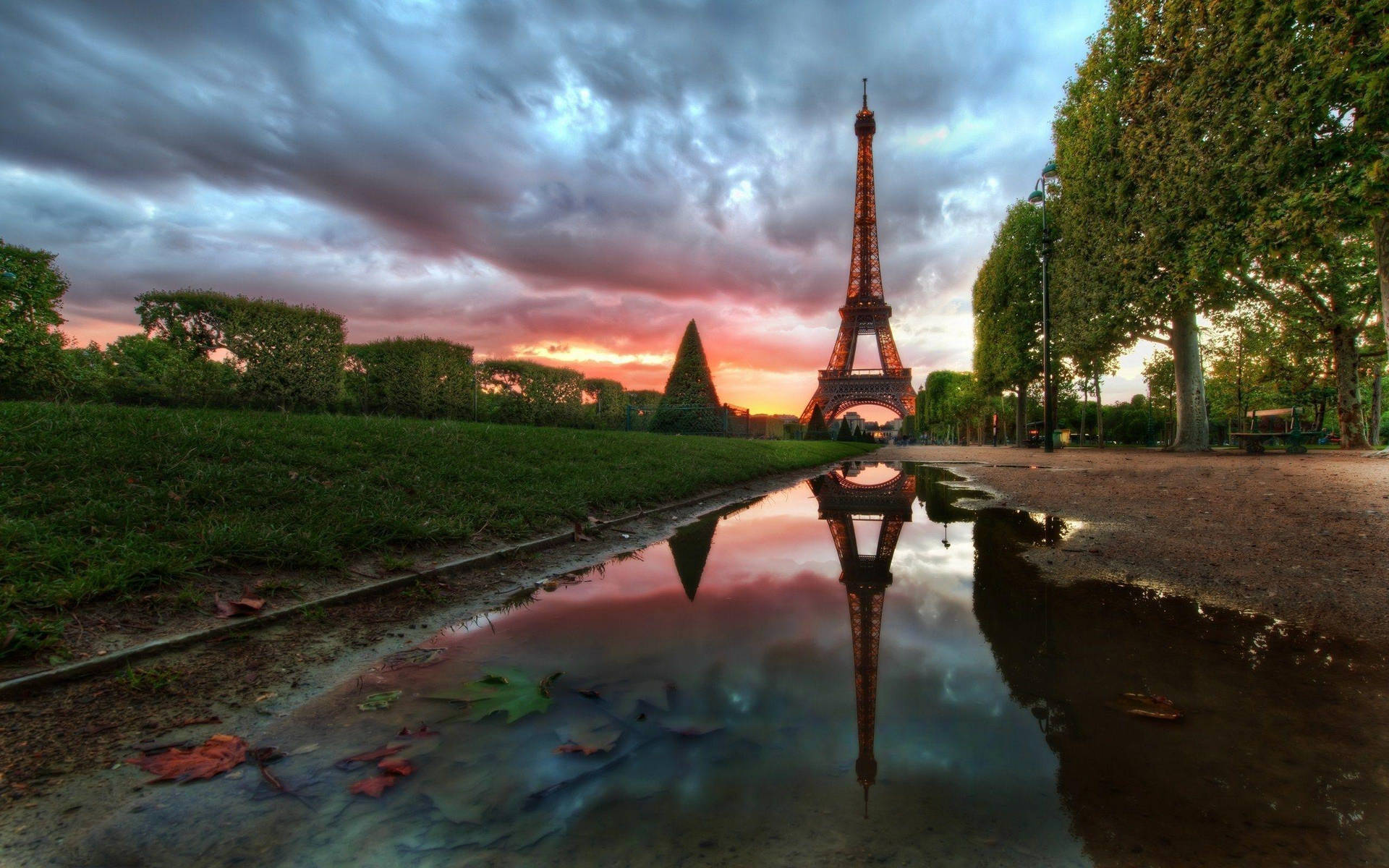 Refleksionsfotografi af Eiffeltårnet Tapet Wallpaper