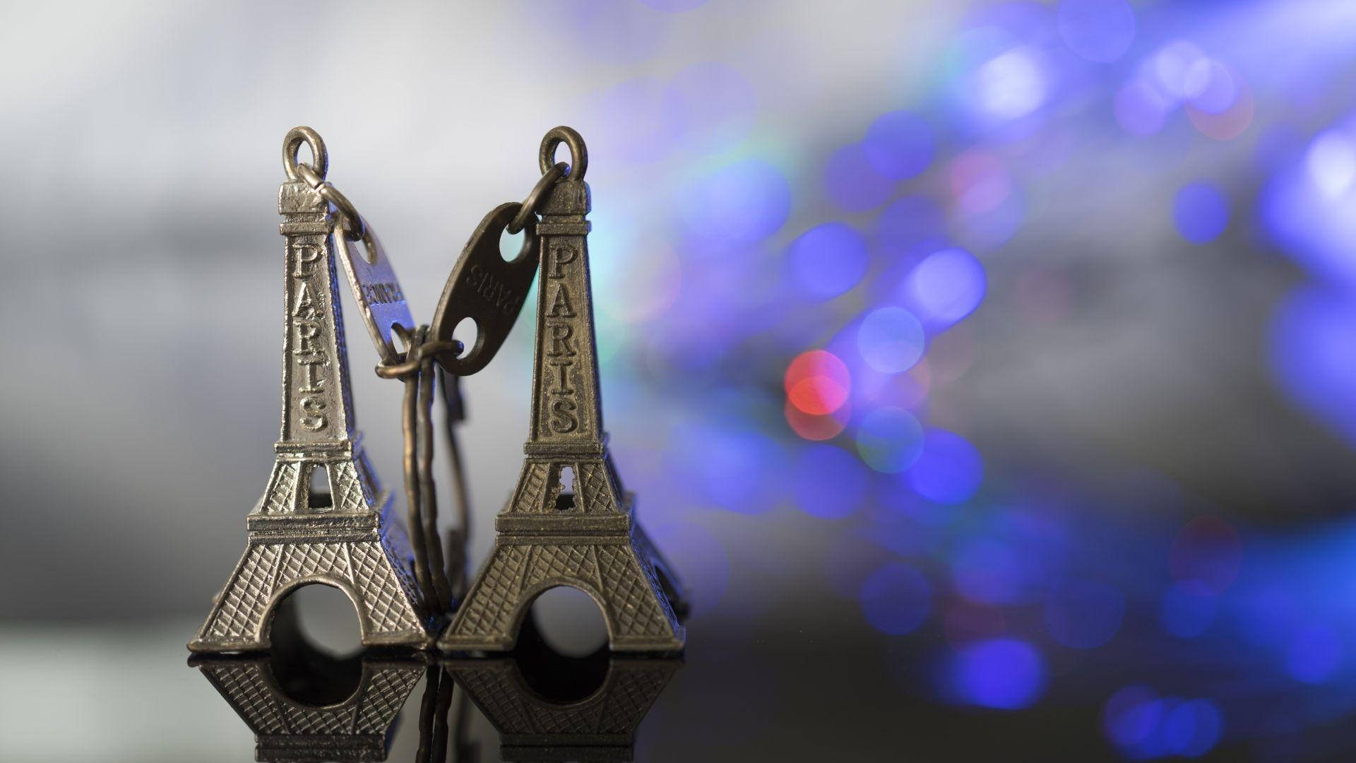 Eiffel Tower Twin Tower Keychain Wallpaper