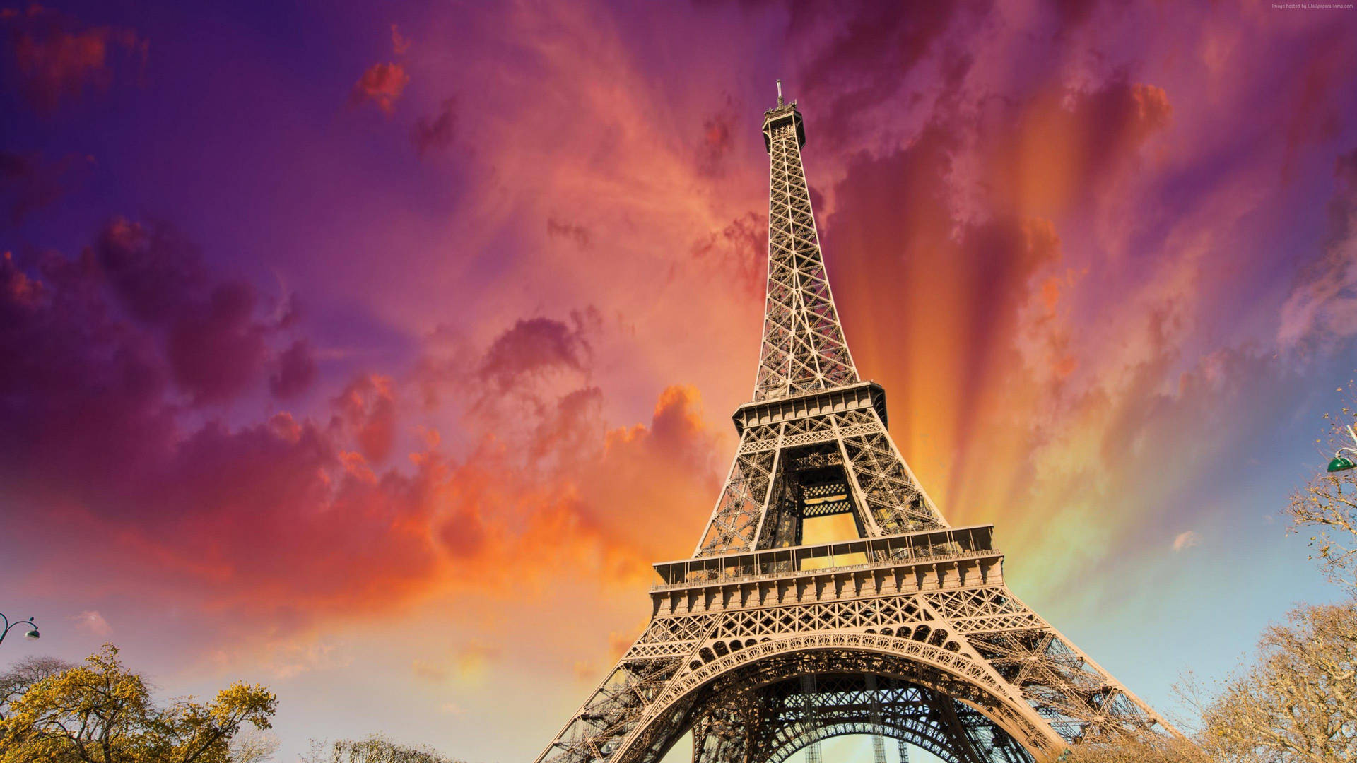 Eiffelturmmit Ästhetischen Sonnenstrahlen Wallpaper