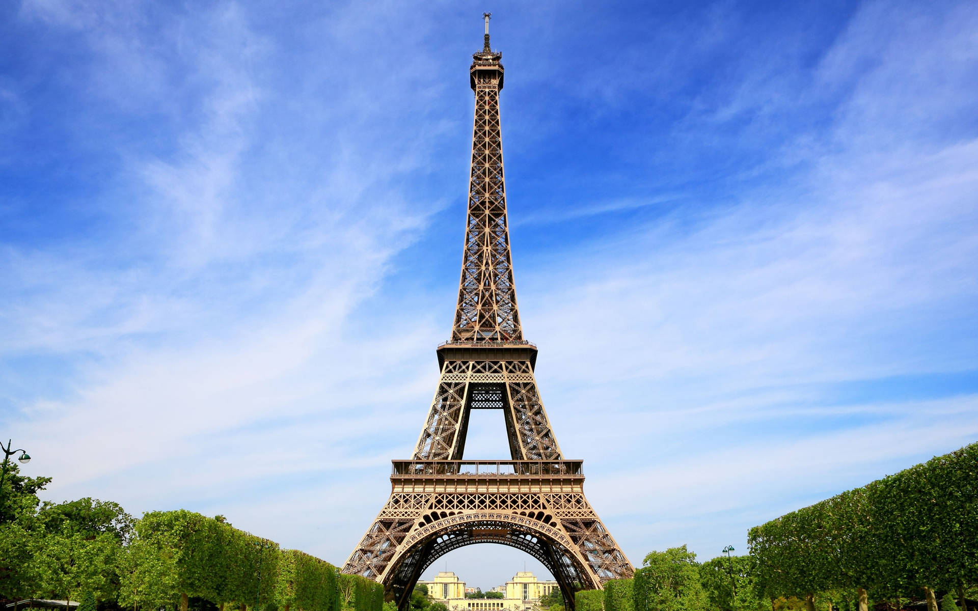 Eiffeltornetmed Klar Himmel. Wallpaper