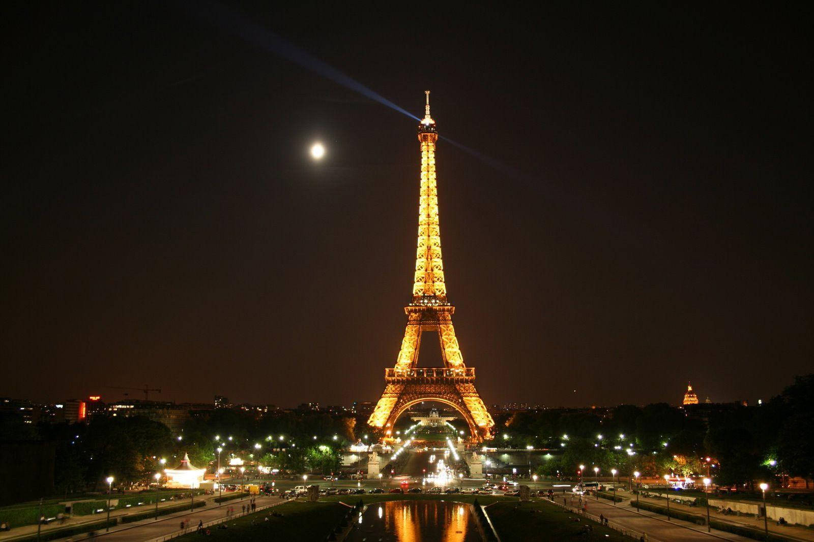 Eiffeltårnet Med Fuldmåne Wallpaper