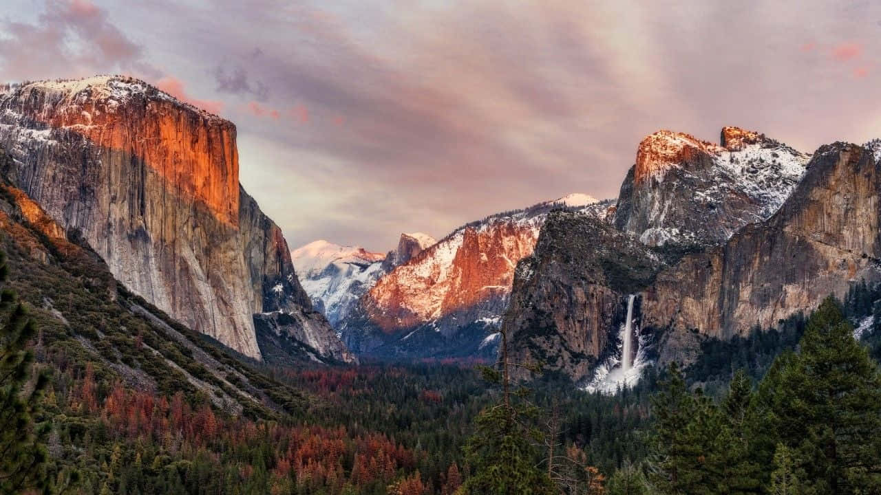 El Capitan Vertical Rock Formation: En vertikal rock formation af berømte El Capitan i Yosemite Nationalpark Wallpaper