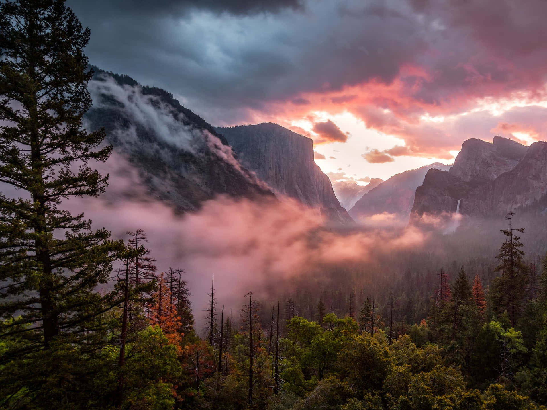 Elcapitán Misty En El Valle De Yosemite. Fondo de pantalla