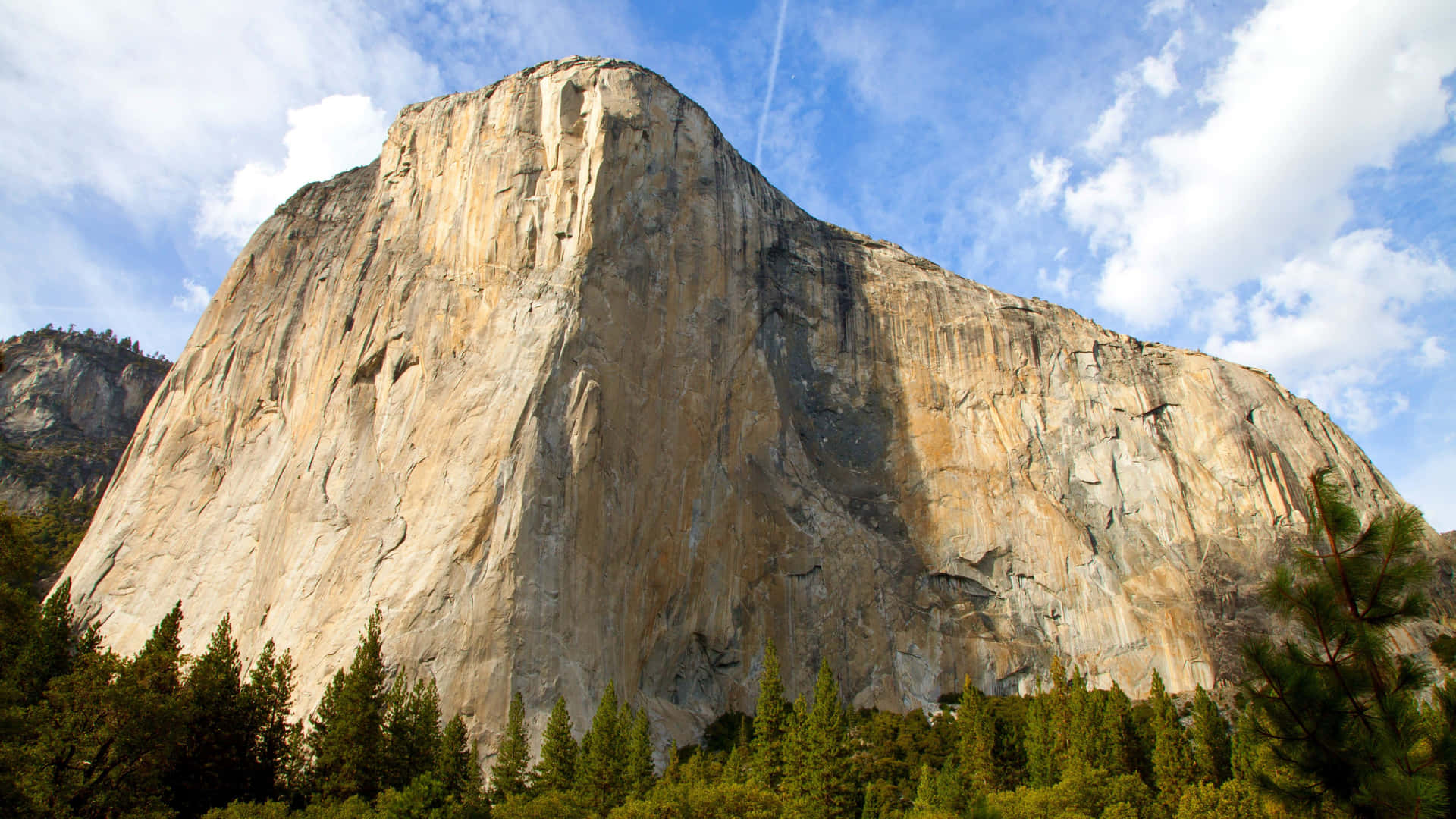 Majestætisk El Capitan overskuer Half Dome, Yosemite National Park Wallpaper