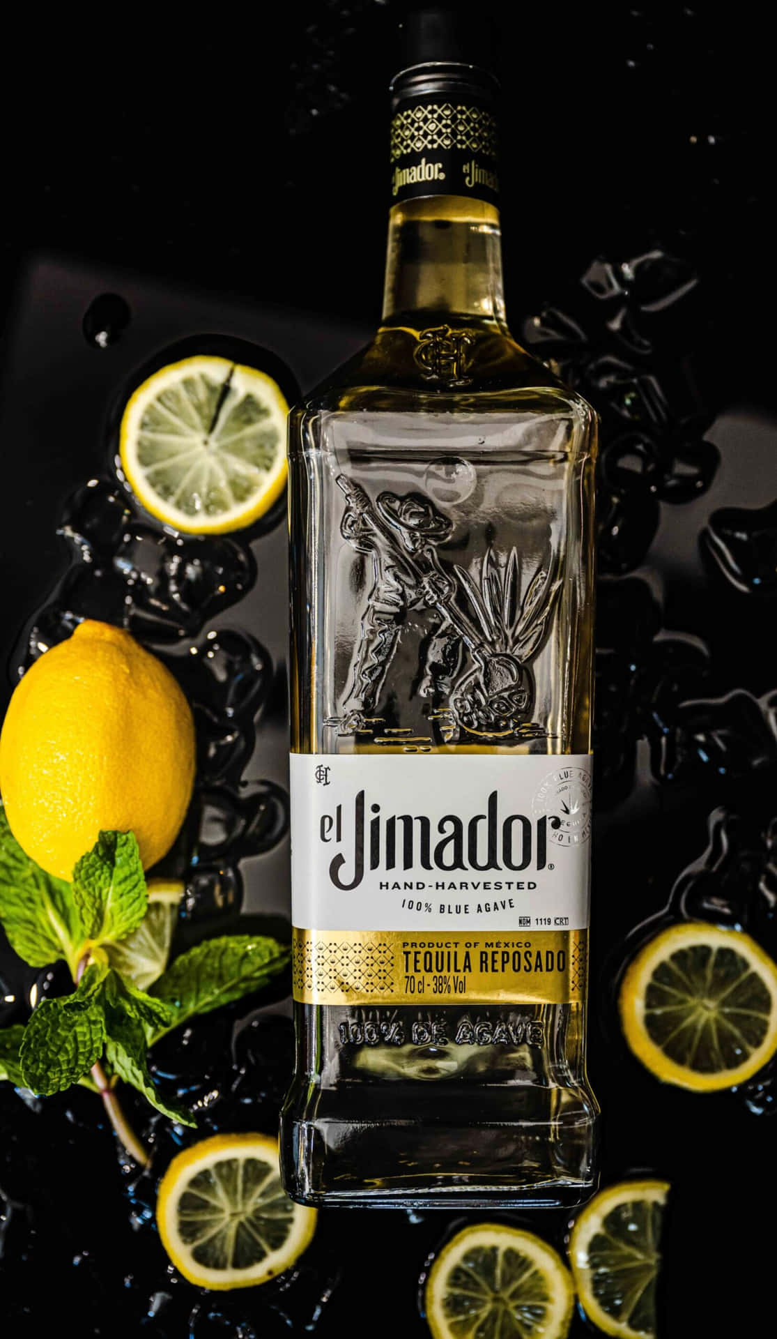Bottigliadi Tequila El Jimador Reposado Con Limoni, Foto In Piano. Sfondo