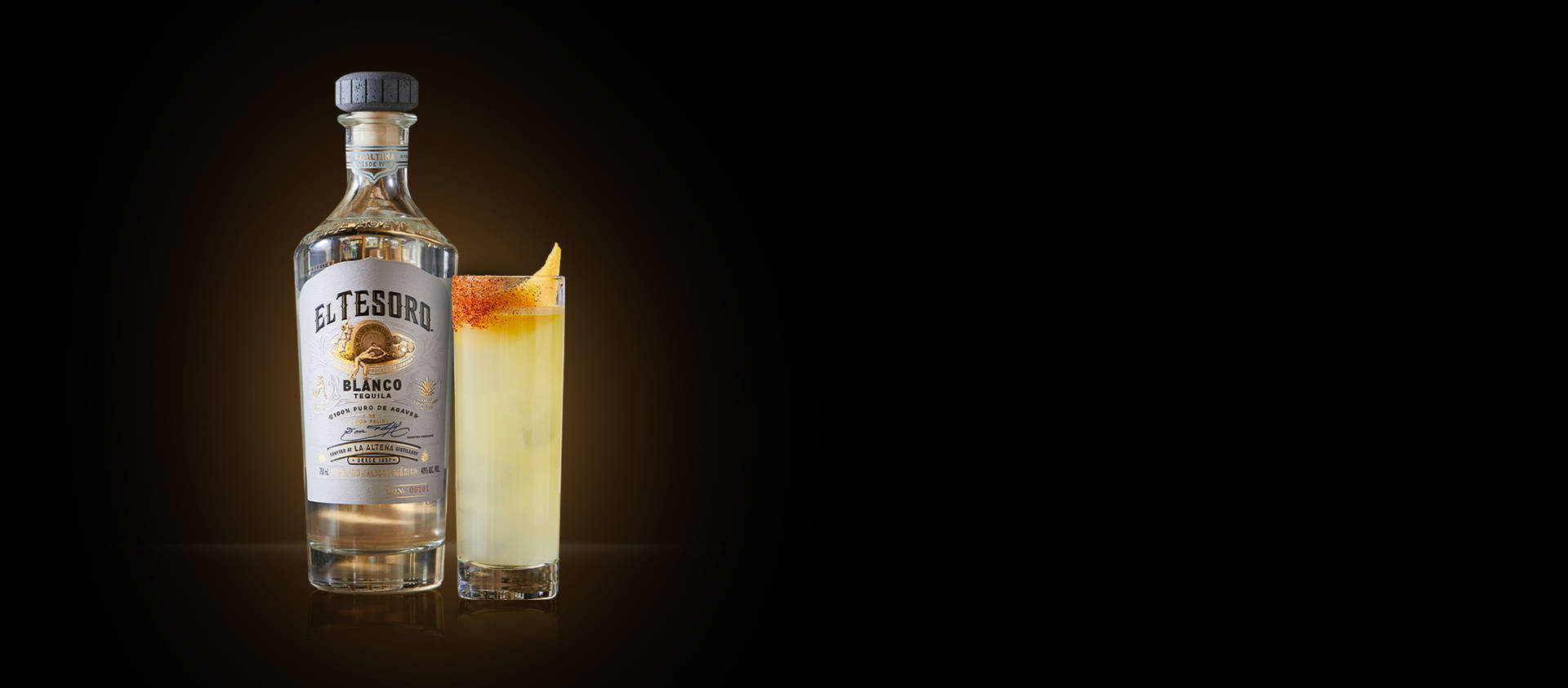 El Tesoro Tequila Flasken og en høj Cocktail Glas. Wallpaper