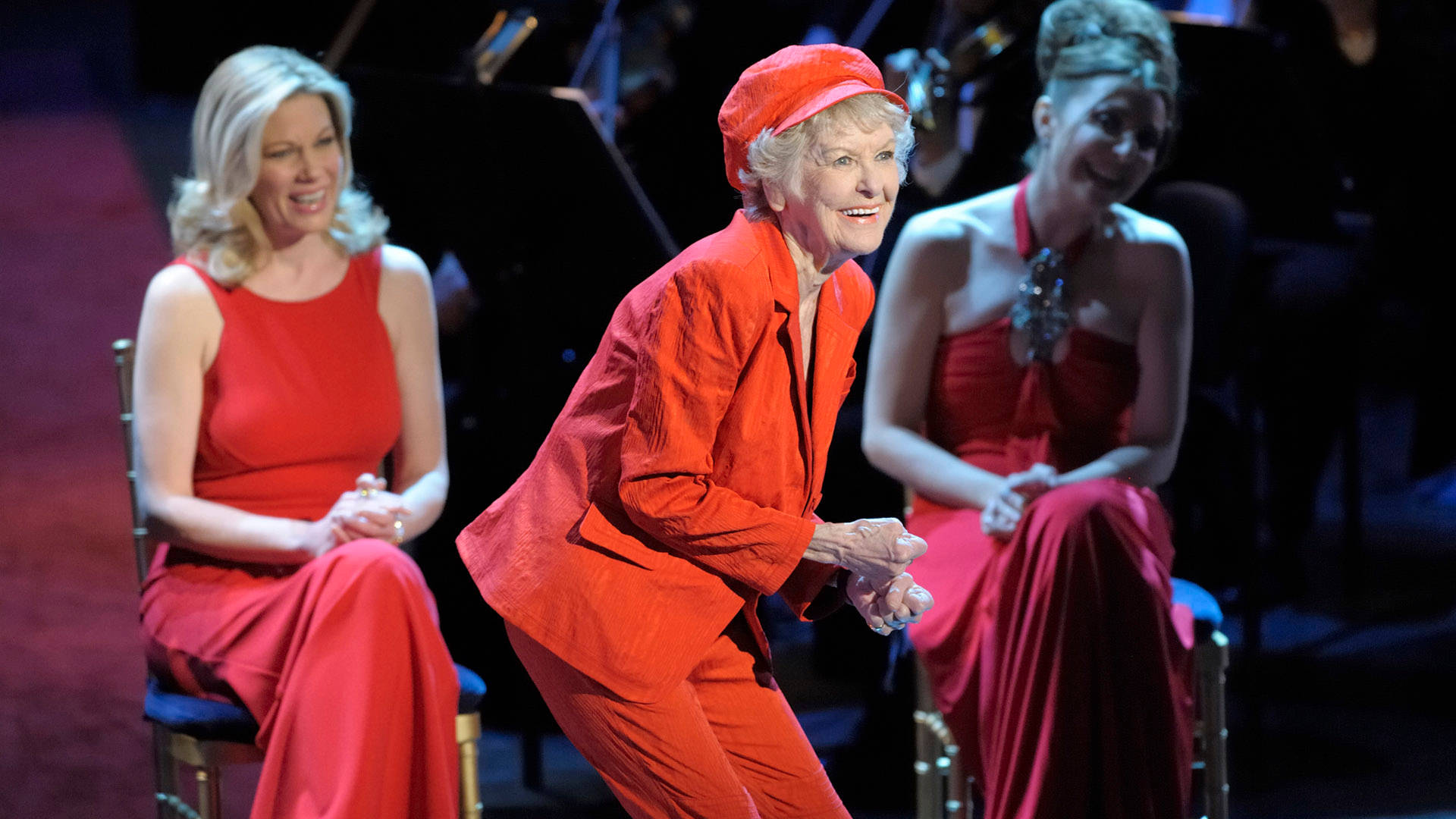 Elaine Stritch Acting On Stage In Red Wallpaper