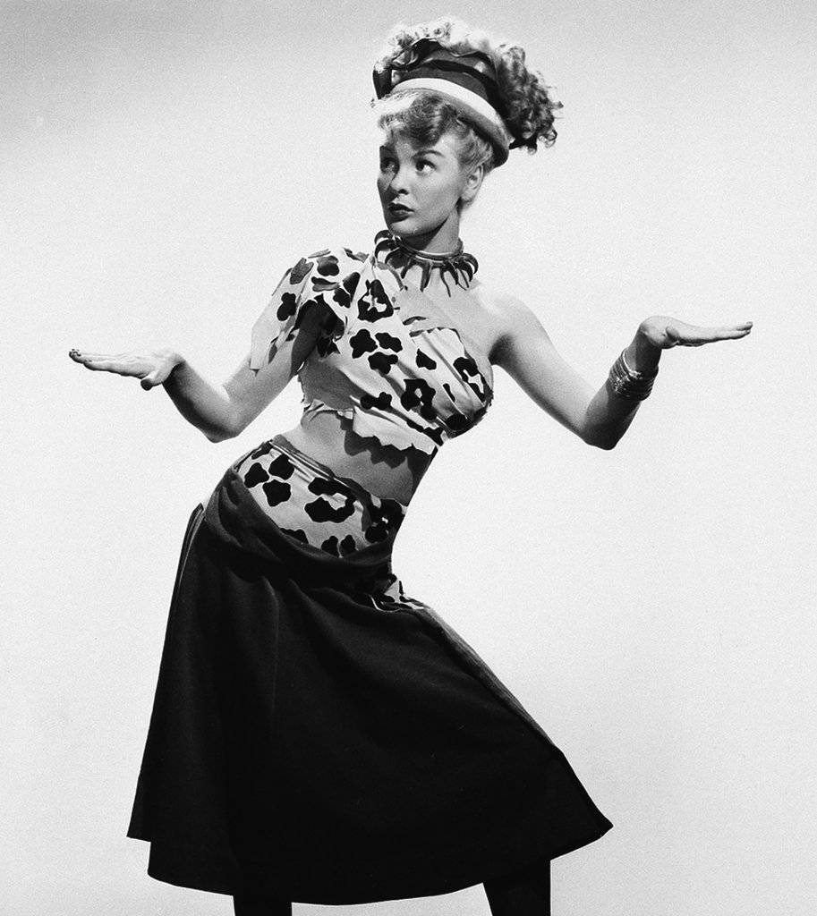 Caption: Elaine Stritch Performing in "Angel in the Wings" Costume Wallpaper