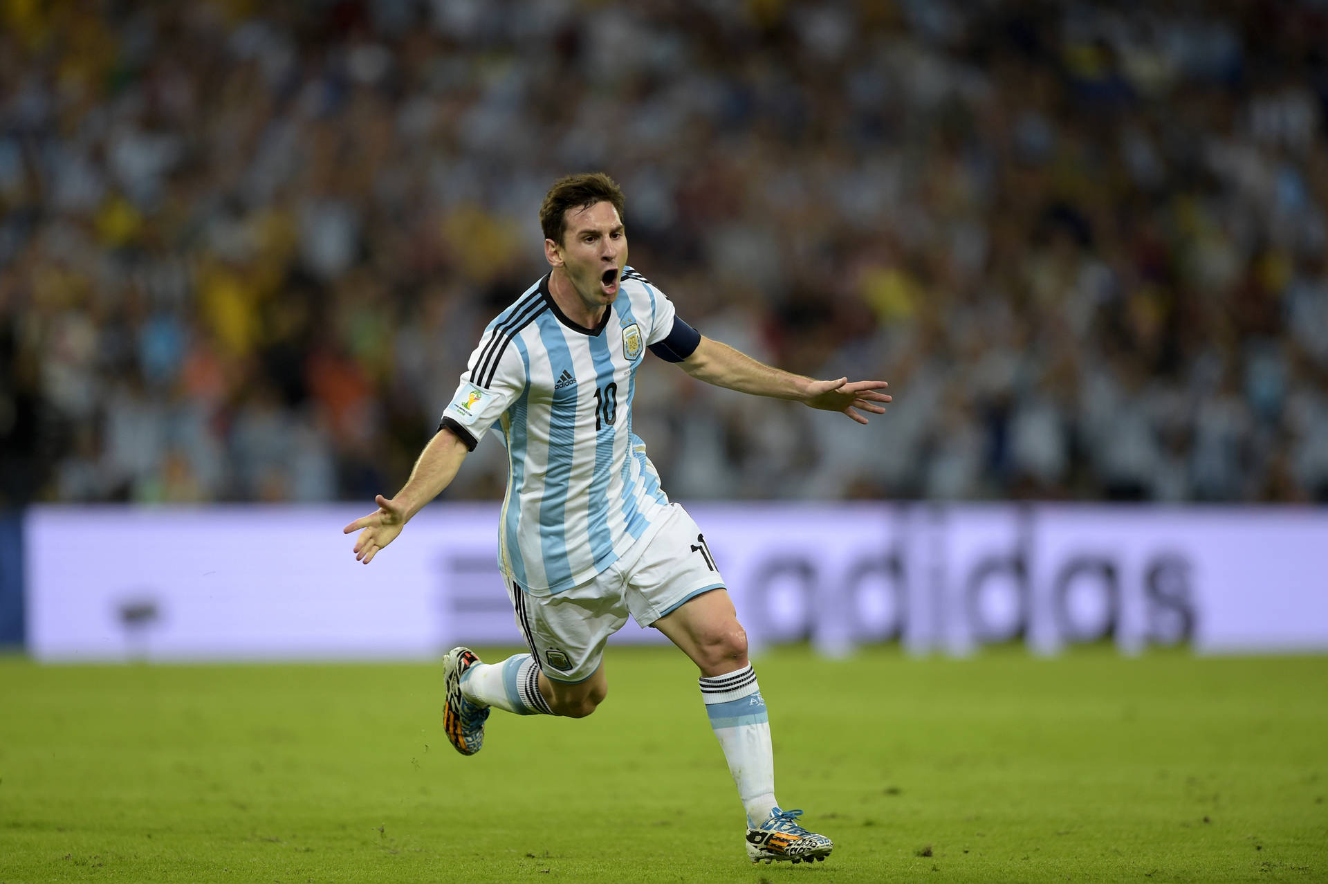 Glædelig Lionel Messi Løb Skyggebillede Wallpaper