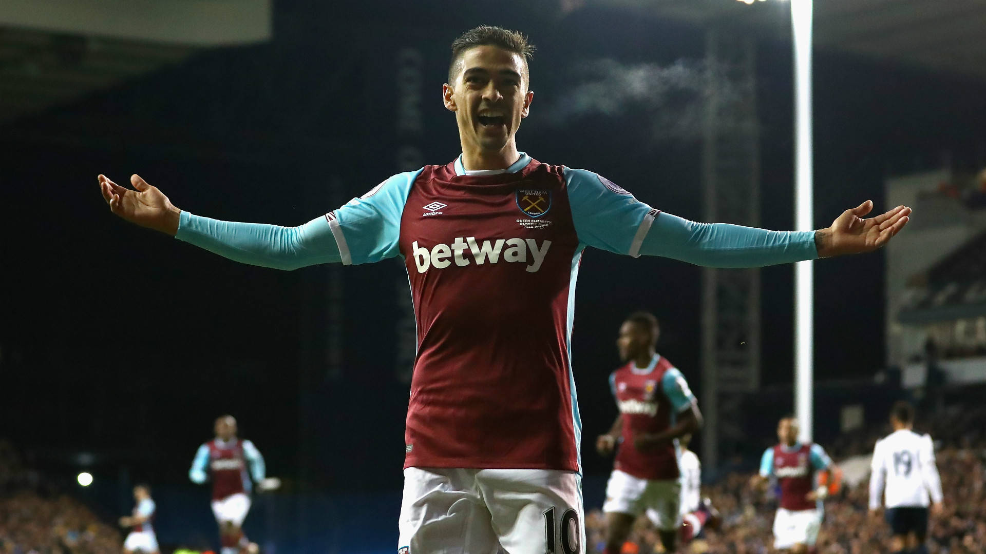 Elated Manuel Lanzini With Arms Open Wallpaper