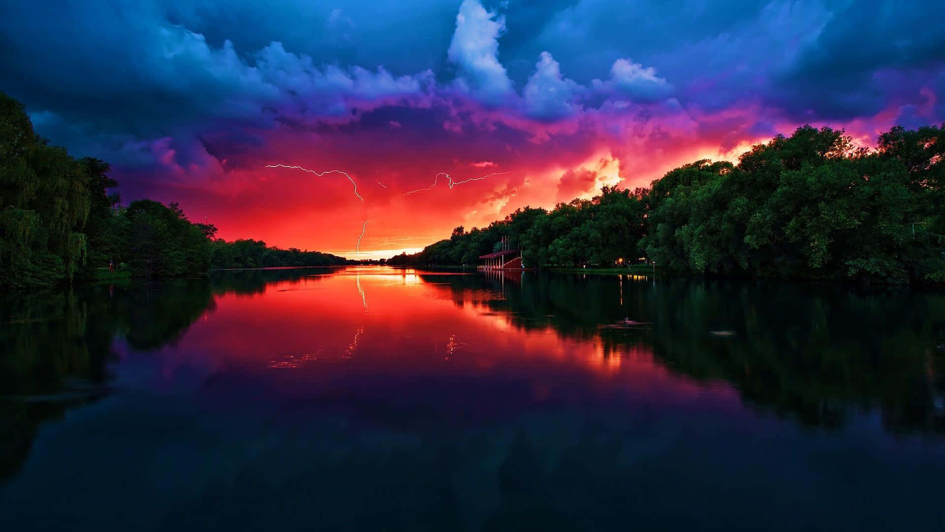 Reflet De Tempête Électrisante Au Coucher De Soleil Fond d'écran