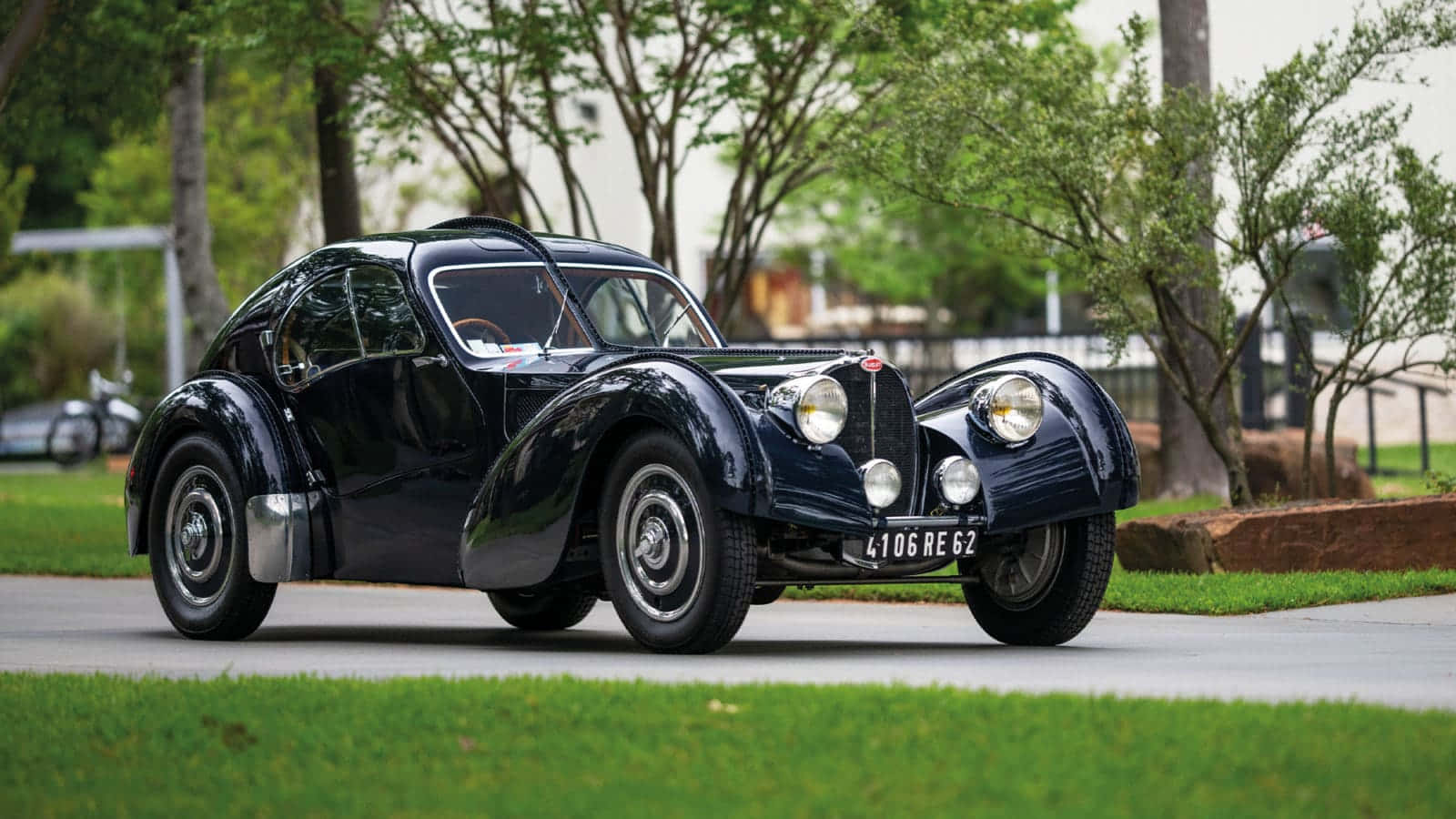 Download Elegance In Motion - Bugatti Type 57sc Atlantic Wallpaper ...
