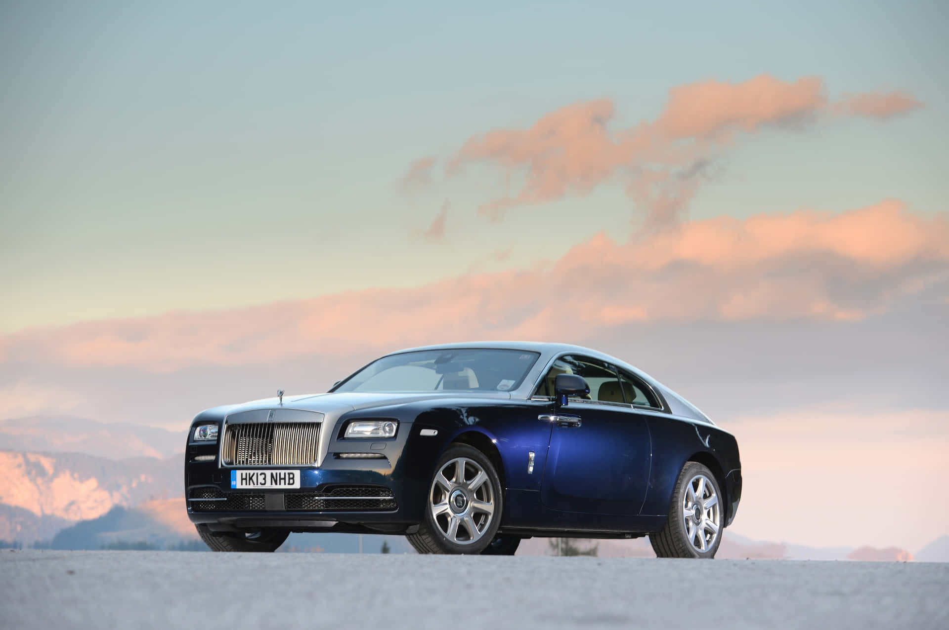 Elegance In Motion - Rolls Royce Wraith Wallpaper