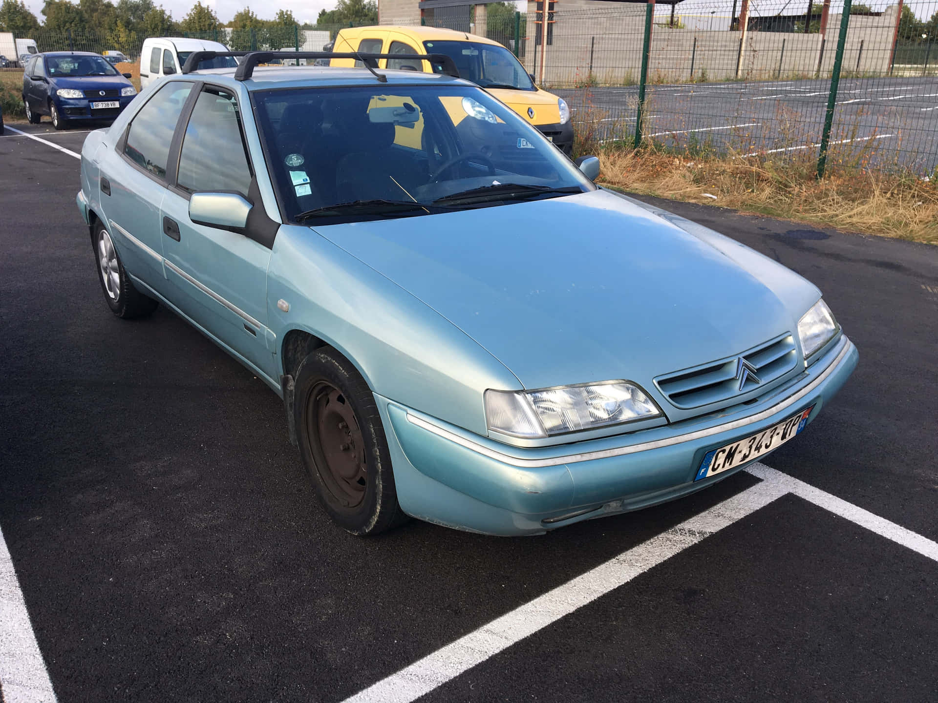 Elegance In Motion: The Citroen Xantia In Action Wallpaper