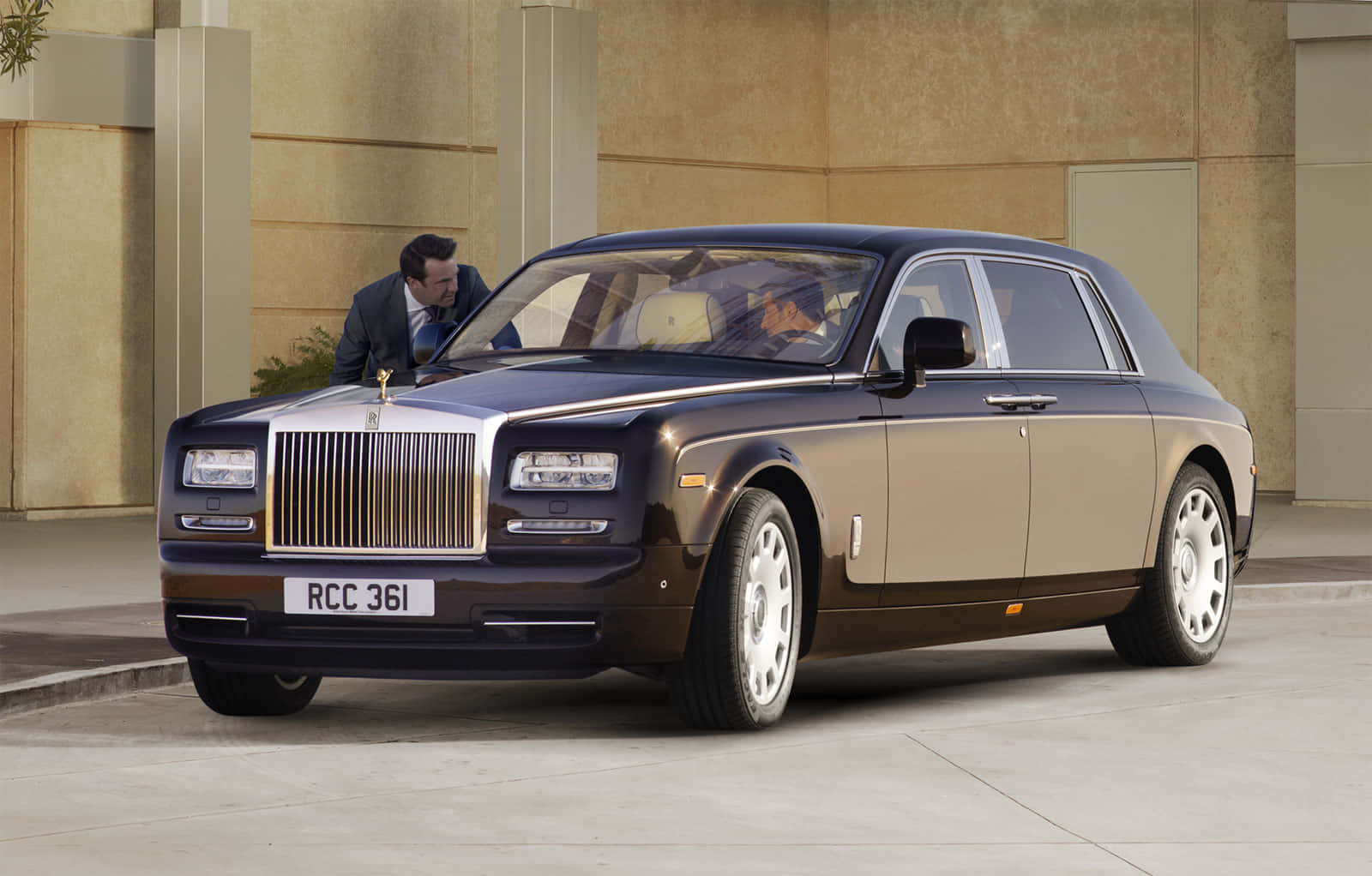 "elegance On Four Wheels - The Rolls Royce Phantom" Wallpaper