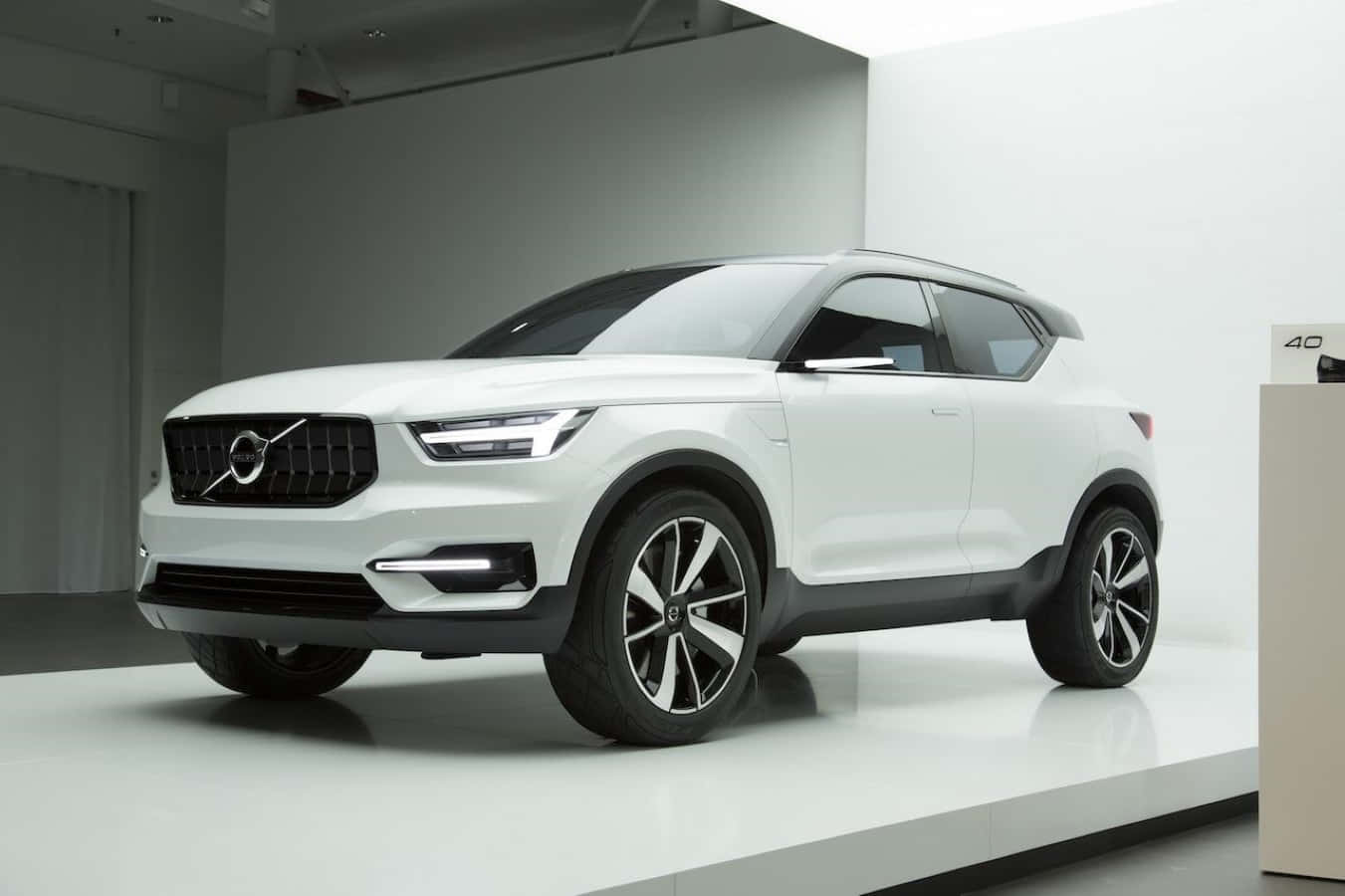 Elegance On The Road: The Volvo Xc40 Wallpaper