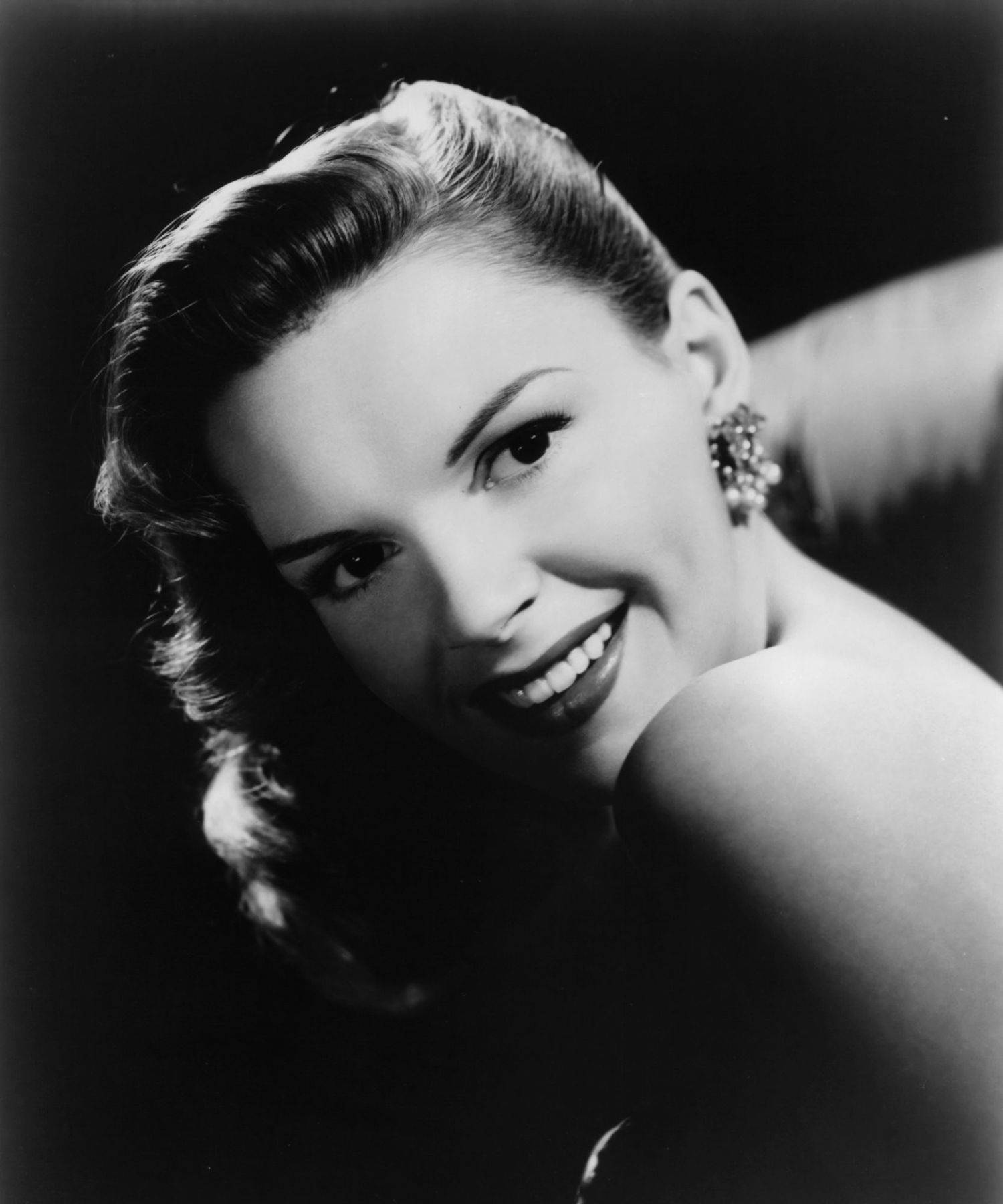 Elegant og Sexet Hollywood Skuespillerinde Judy Garland Tema Tapet Wallpaper