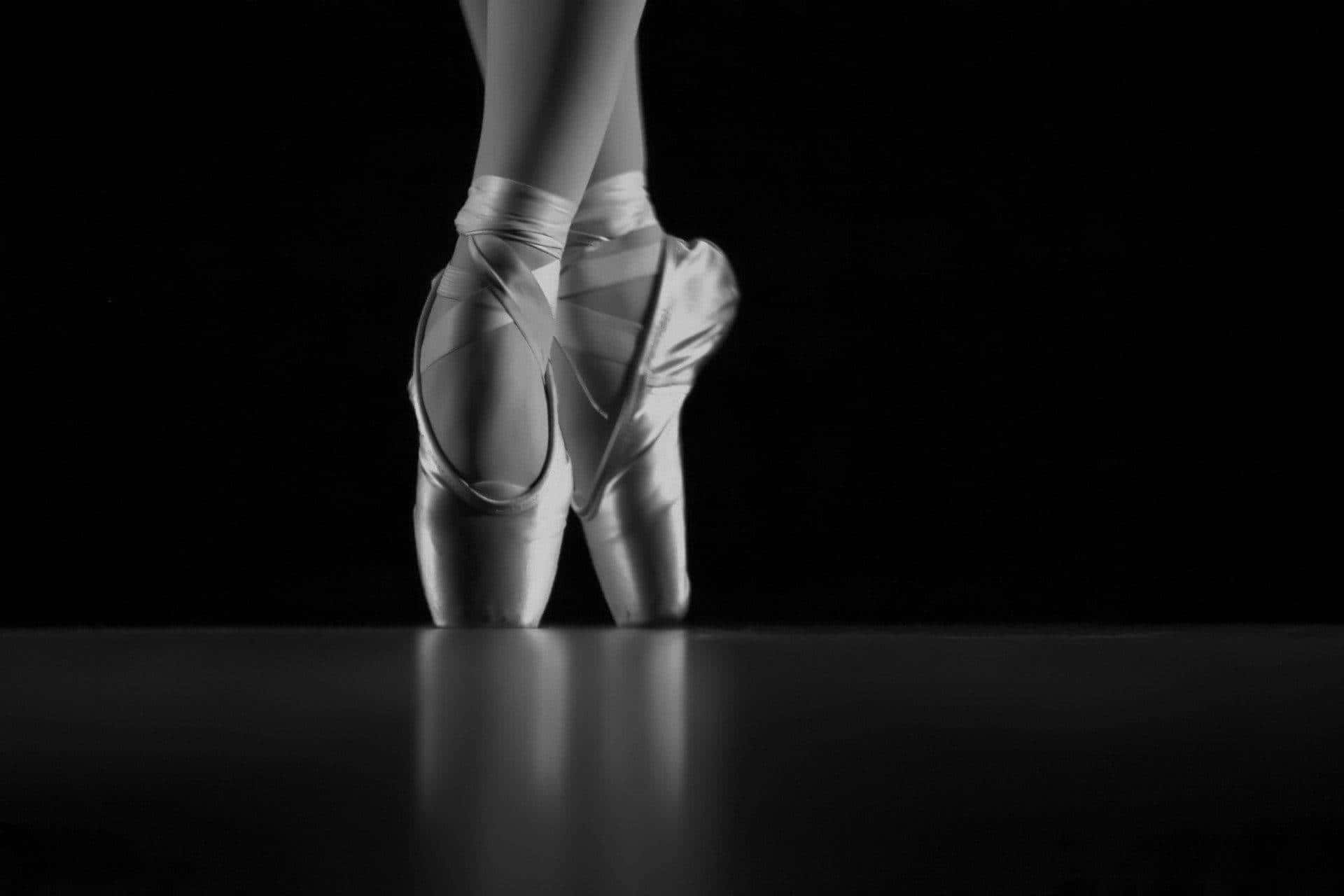 Elegante Ballet Pointe Schoenen In Monochroom Achtergrond