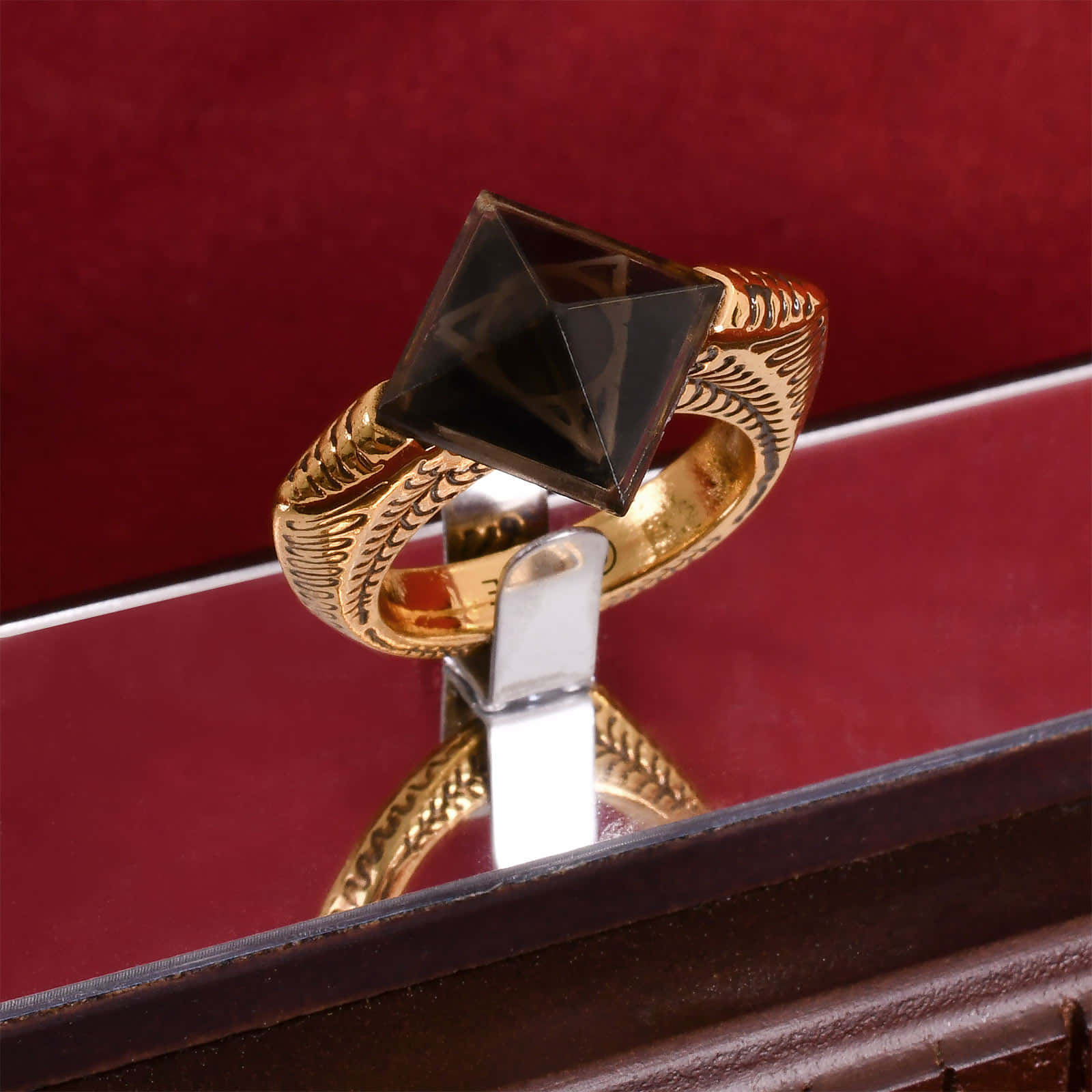 Cincin Batu Permata Hitam Elegan Wallpaper