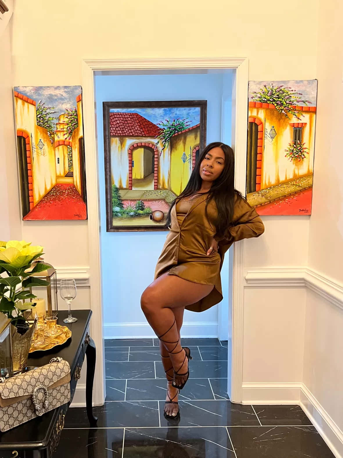 Elegant Black Woman Art Gallery Pose Wallpaper