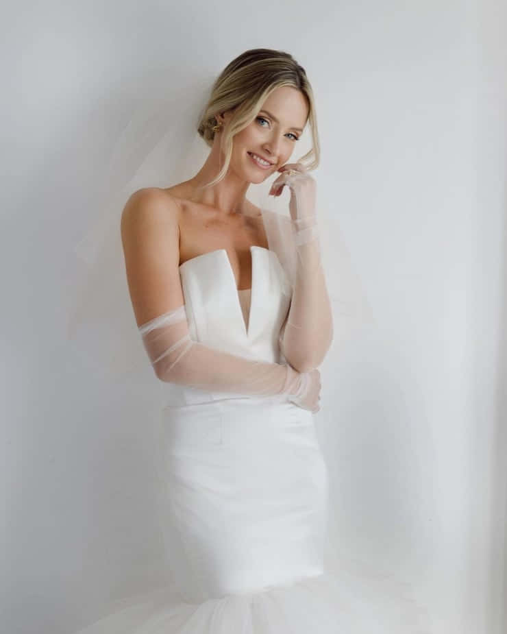 Elegant Bridein White Dress Wallpaper