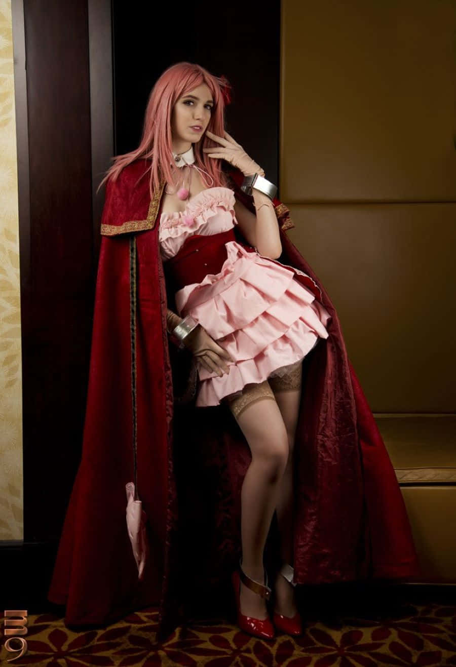 Elegante Cosplay In Rood En Roze Achtergrond