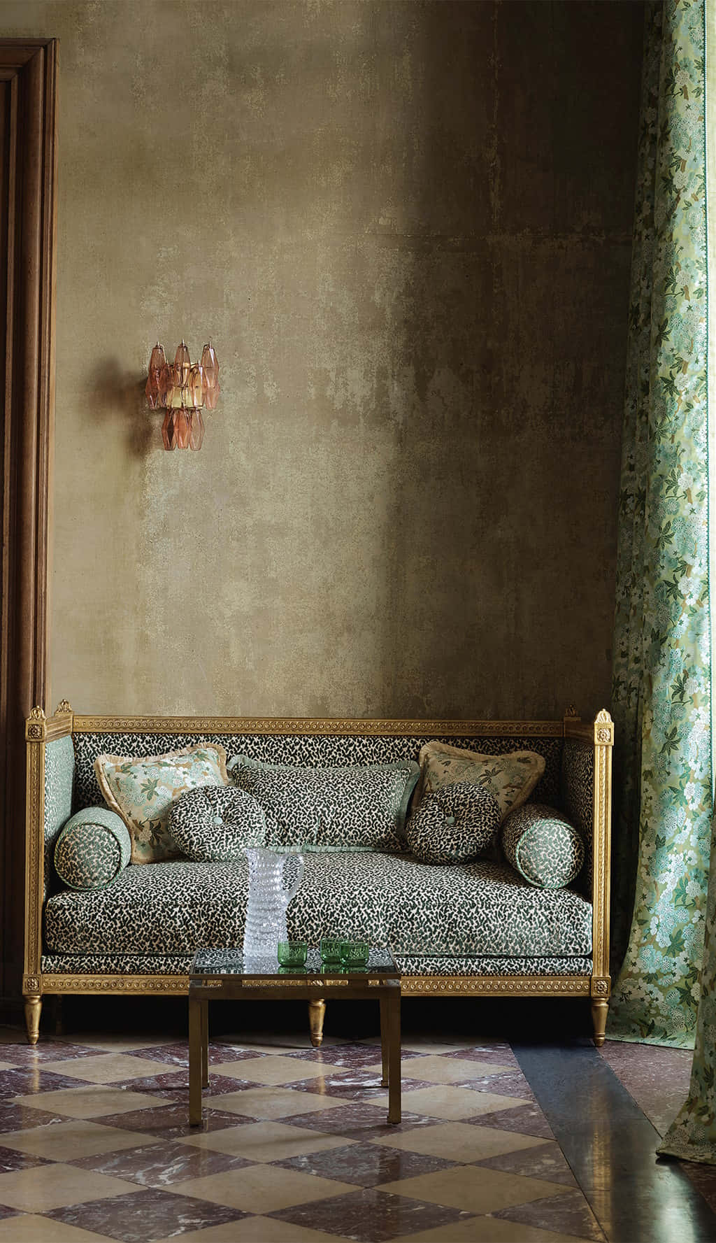 Elegant Sofa Portræt HD Tapet Wallpaper