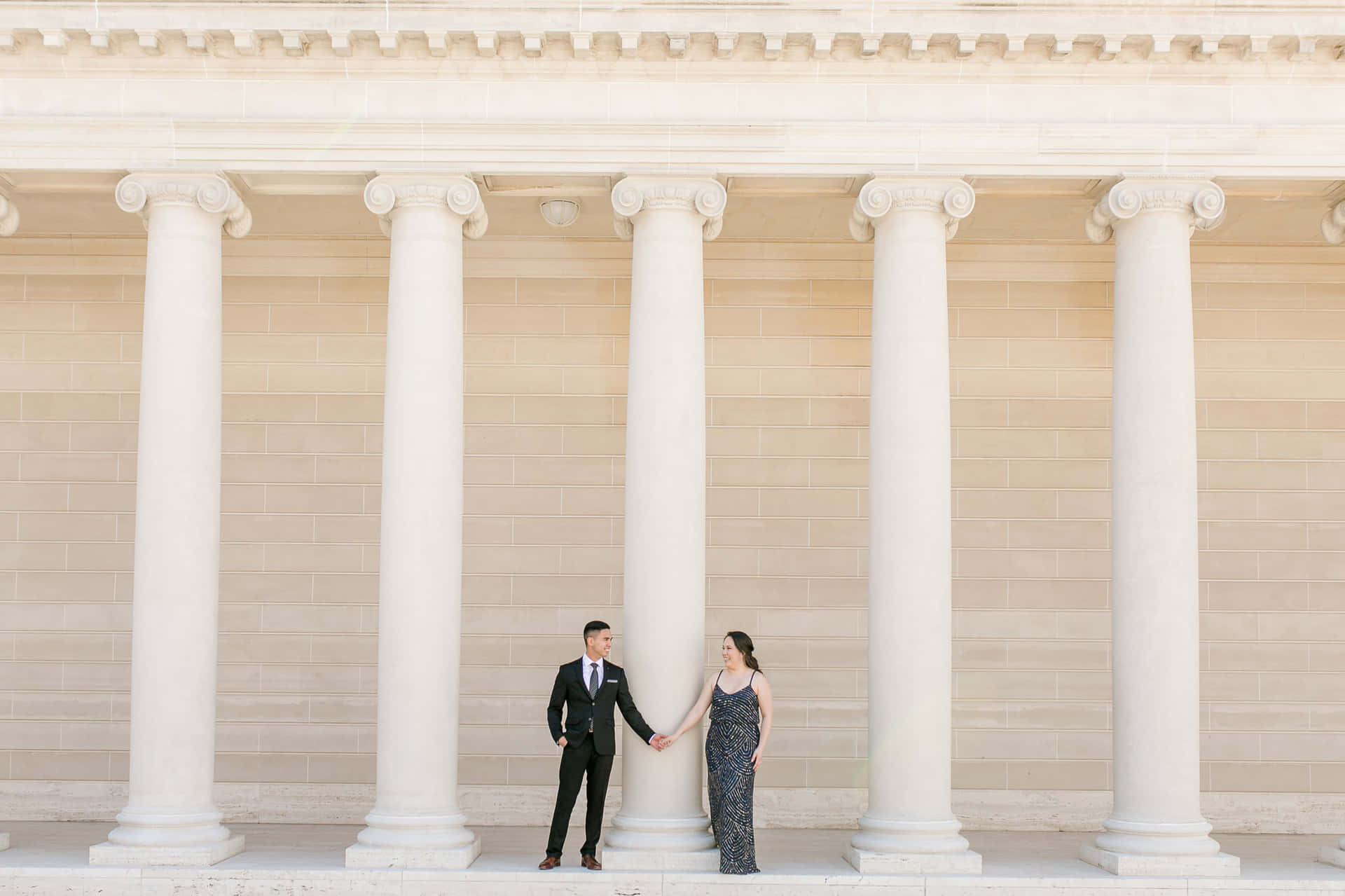 Elegant Couple At Legion Of Honor Colonnade Wallpaper