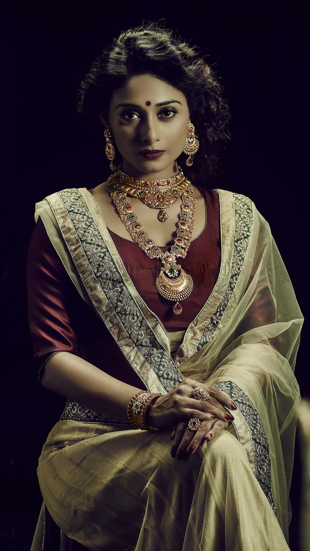 Elegantemujer India Con Vestido Saree. Fondo de pantalla