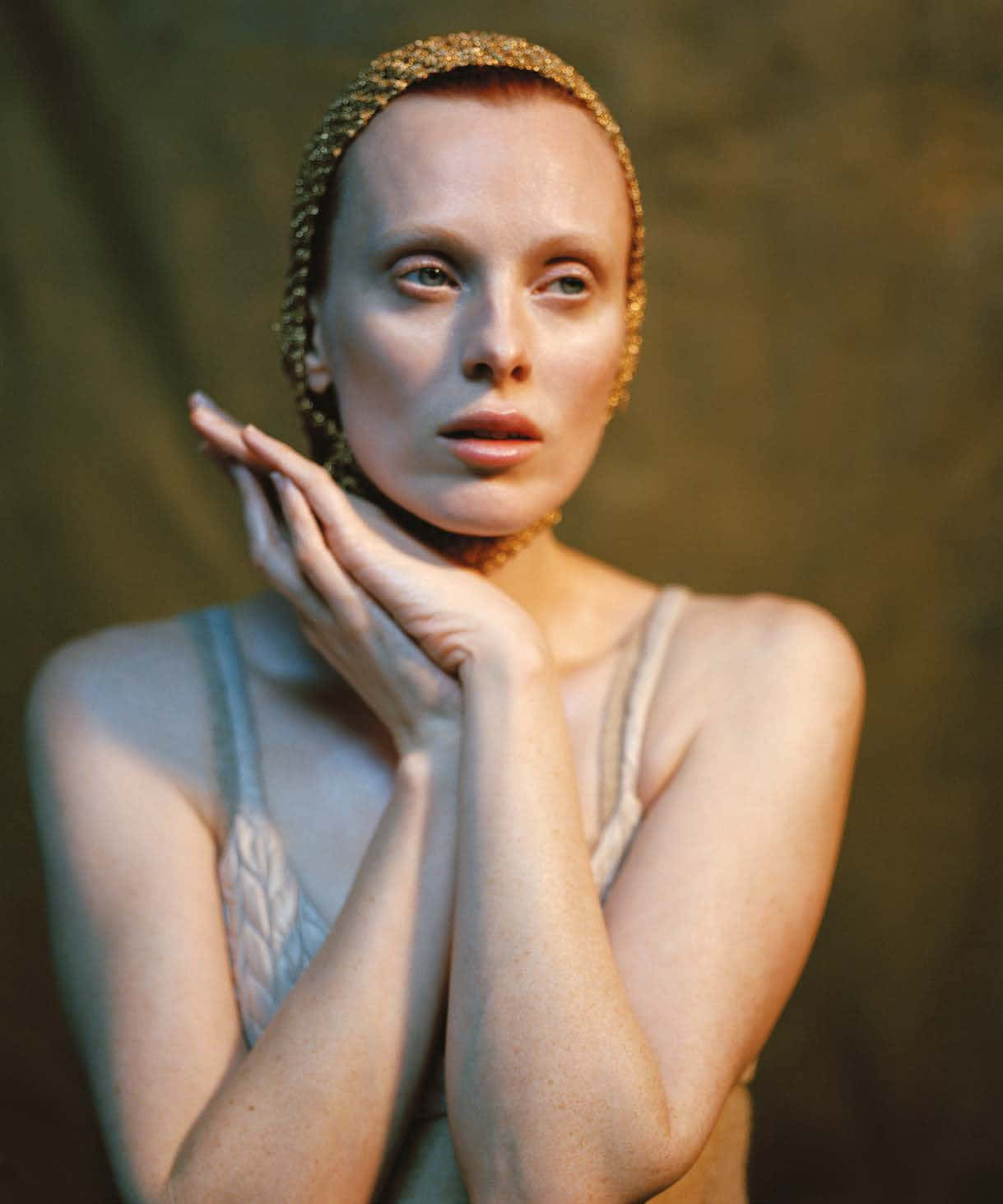 Karen Elson Elegan Dalam Gaun Merah Bergaya Wallpaper