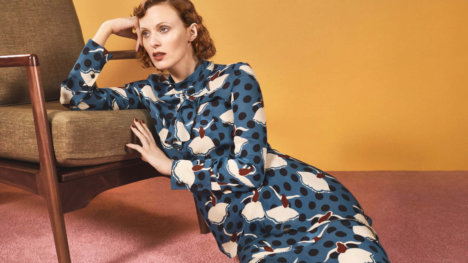 Karen Elson Elegan Di Panggung Wallpaper