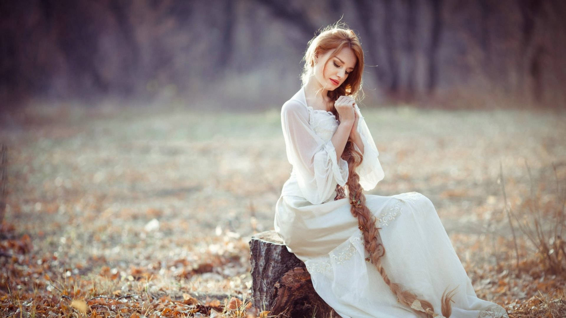 Elegant Dame alene i skoven Wallpaper