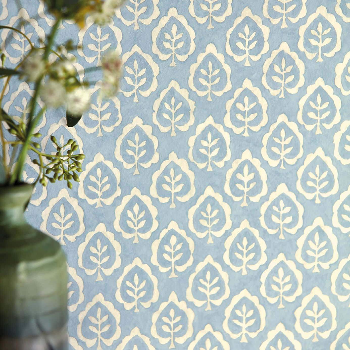Elegant Leaf Pattern Wallpaperwith Vase Wallpaper
