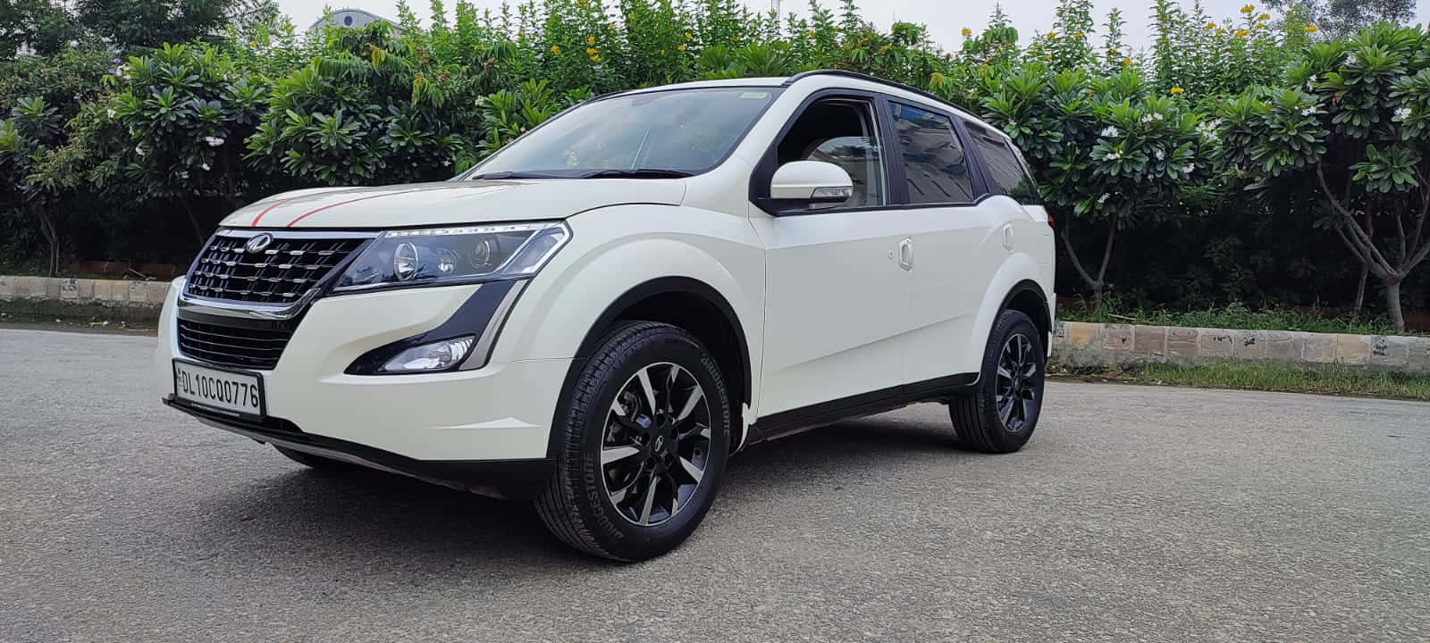 Elegant Mahindra Xuv500 On The Open Road Wallpaper