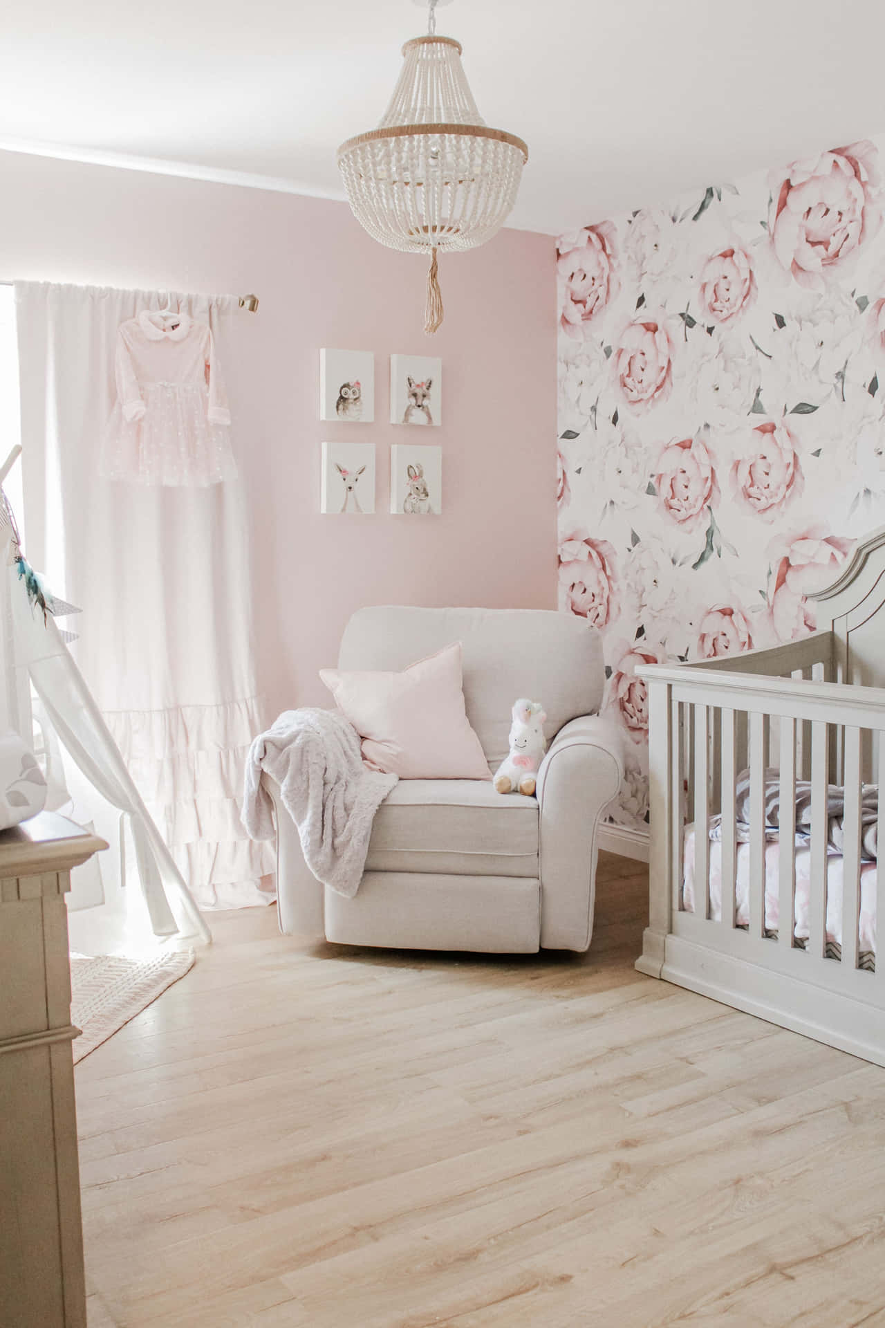 Elegant Pink Nursery Room Wallpaper