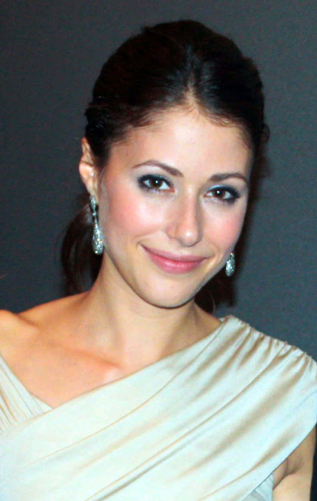 Elegant Portrait Amanda Crew Wallpaper